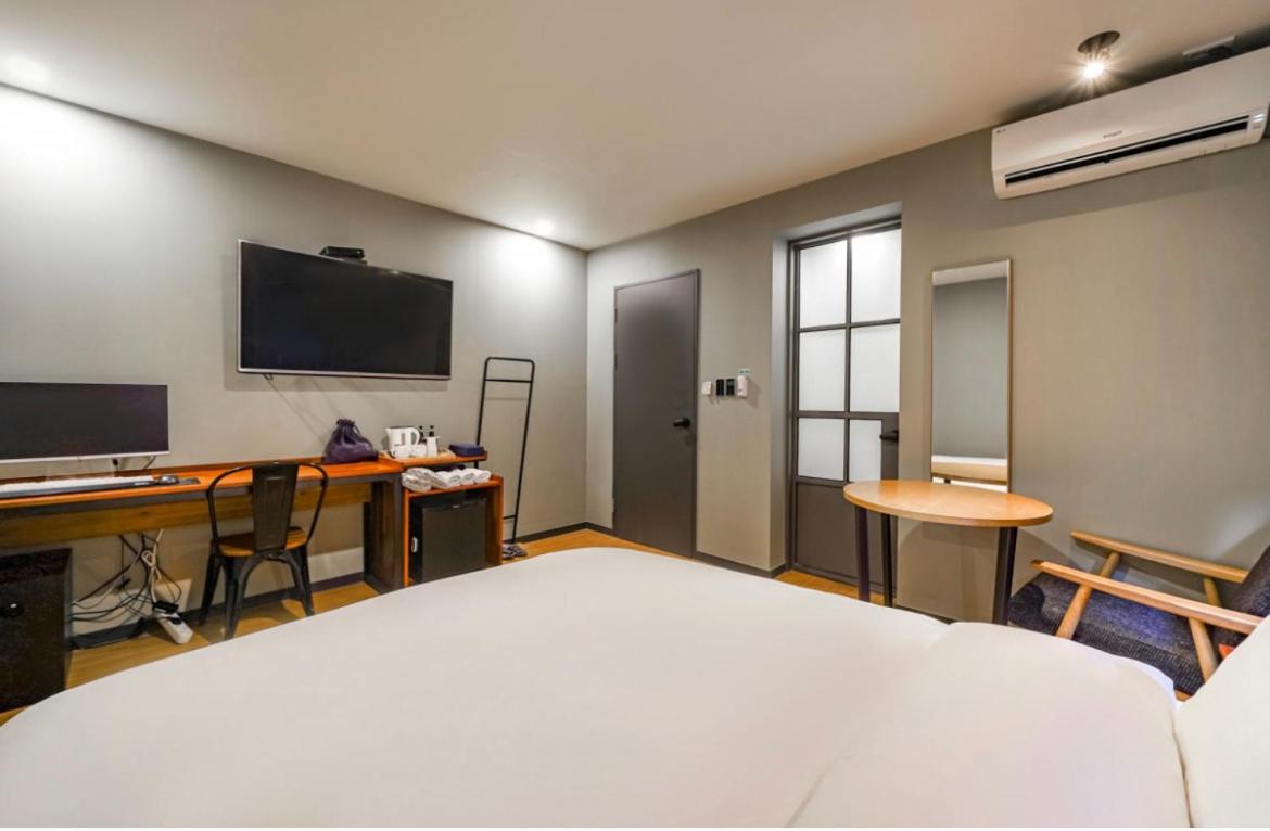 Standard Double Room - Photo 8