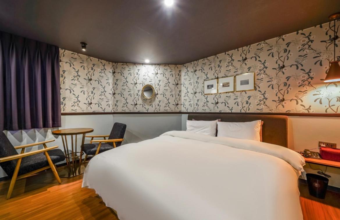 Deluxe Double Room - Photo 11