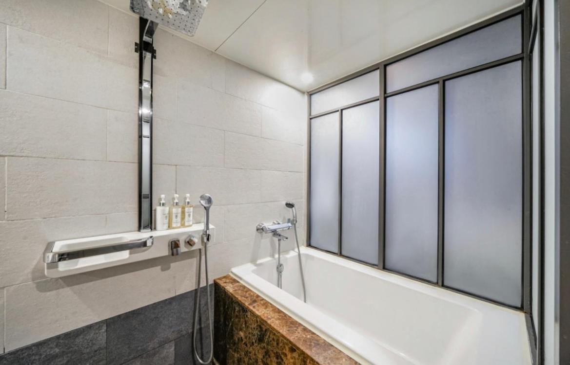 Deluxe Double Room - Photo 9