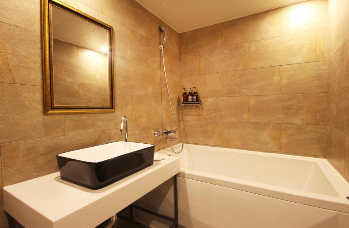 Deluxe Double Room - Photo 13