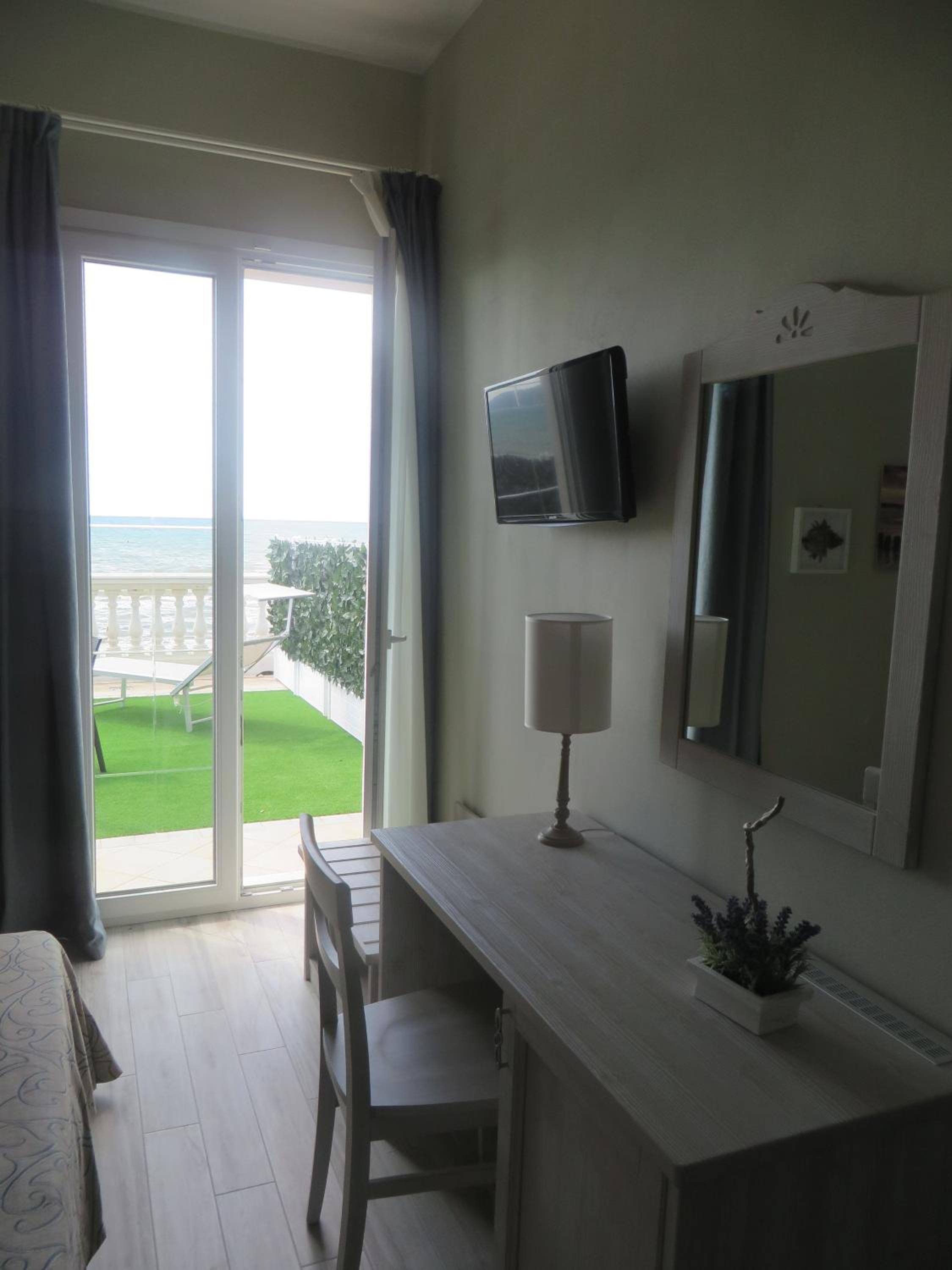 Double or Twin Room with Sea View - Photo 7
