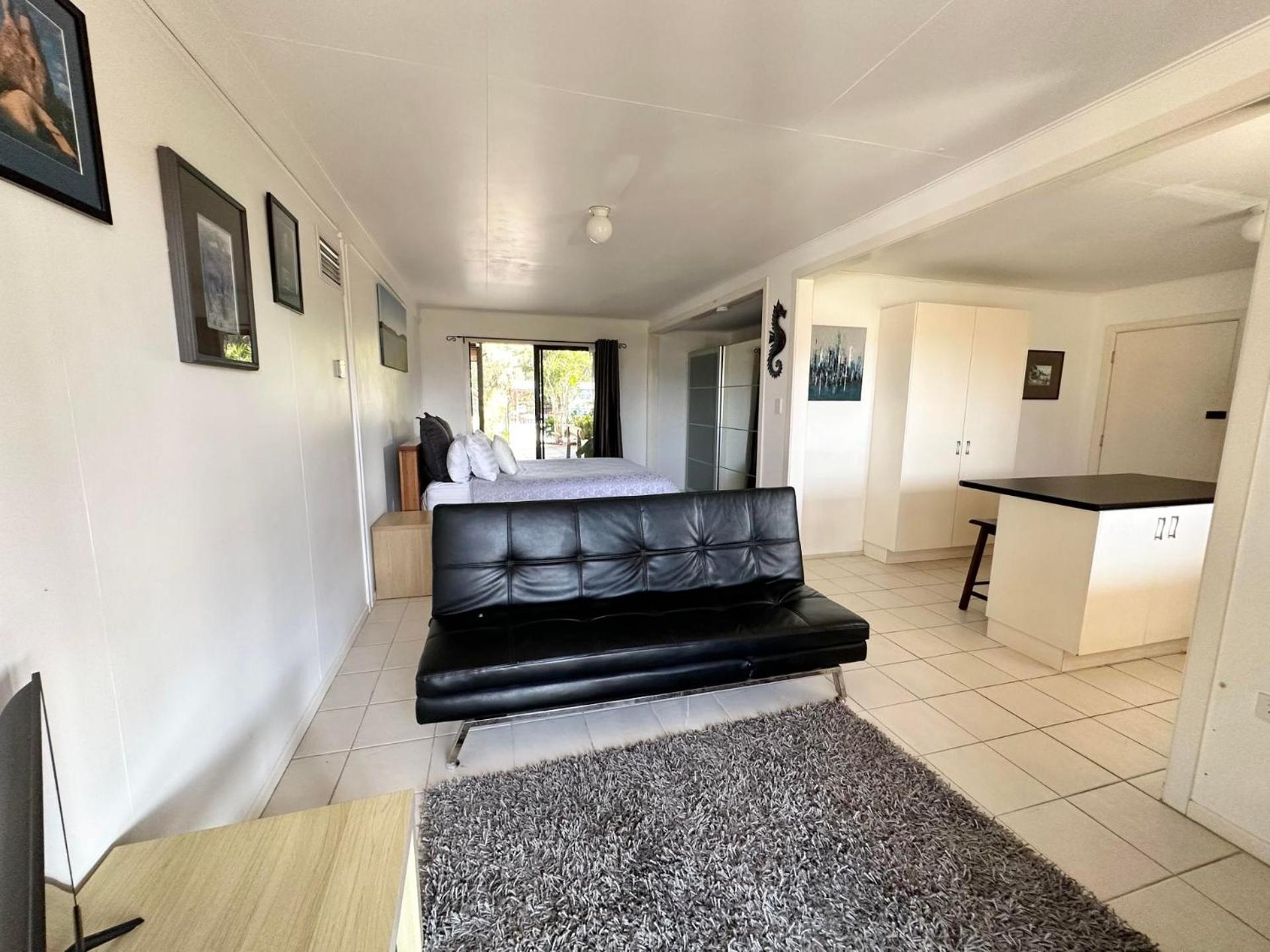 Five-Bedroom House photo 3