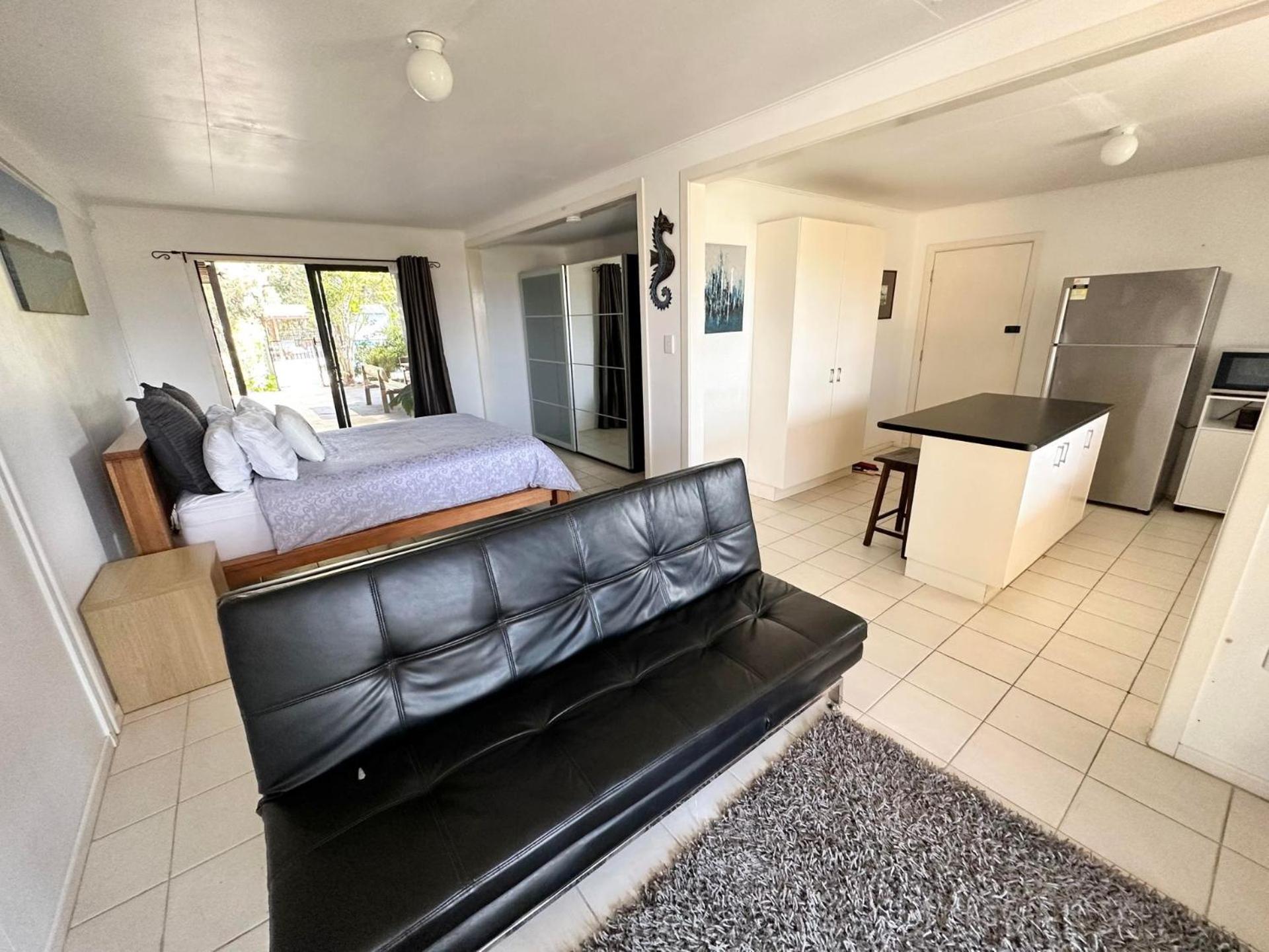 Five-Bedroom House photo 2