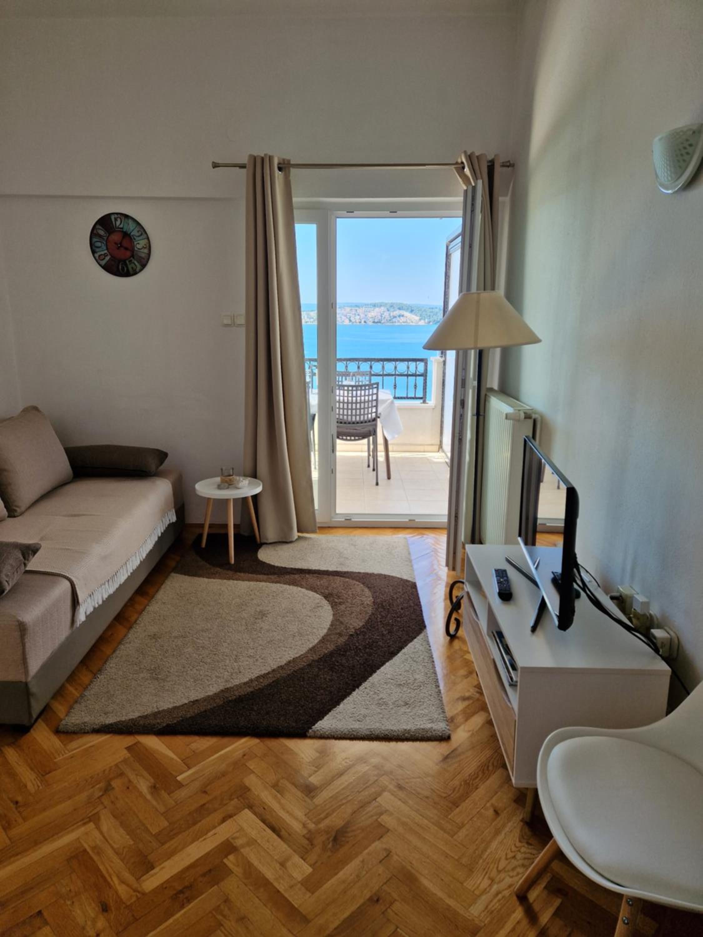 One-Bedroom Apartment with Terrace and Sea View - Photo 1