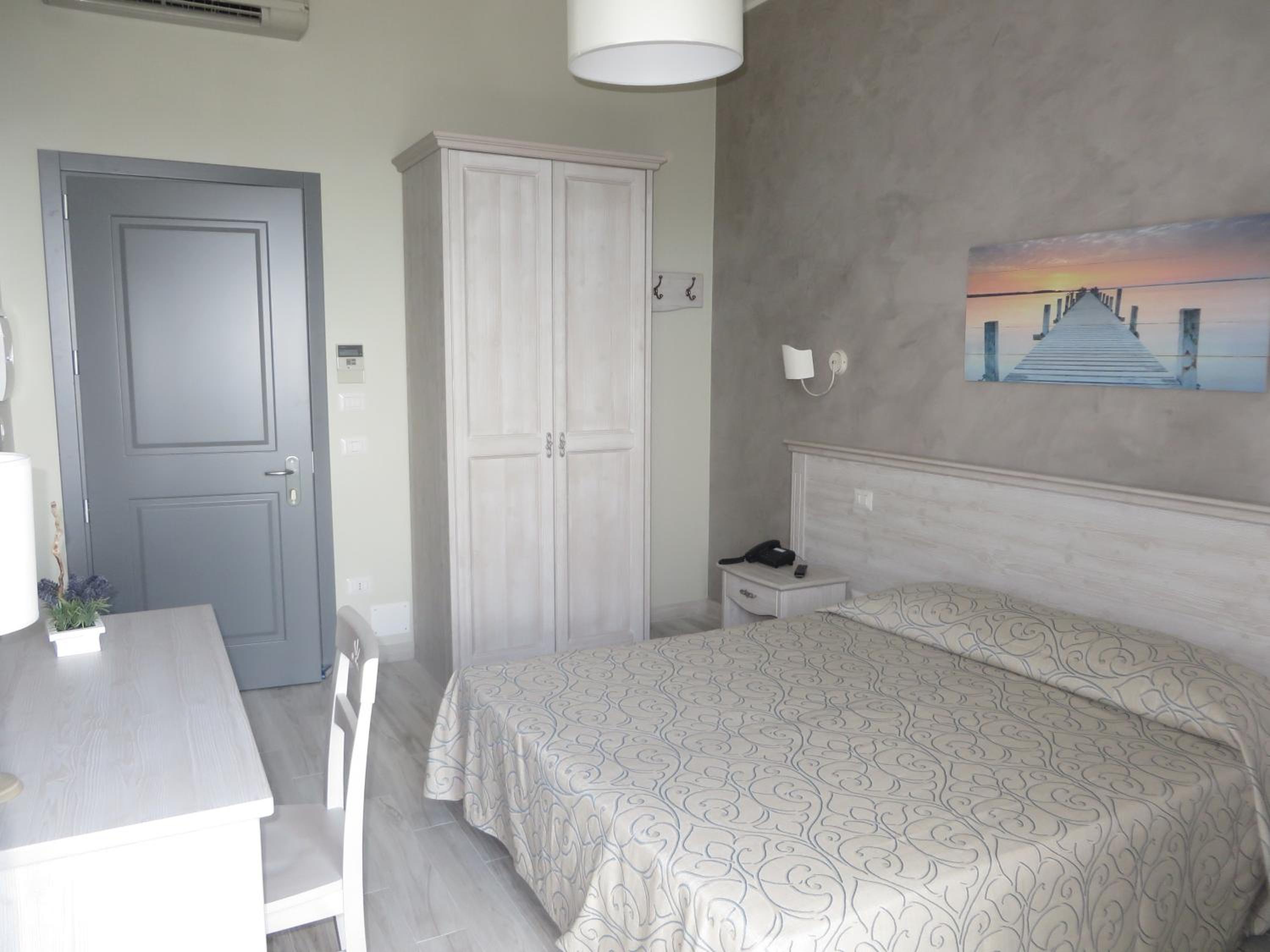 Double or Twin Room with Sea View - Photo 9