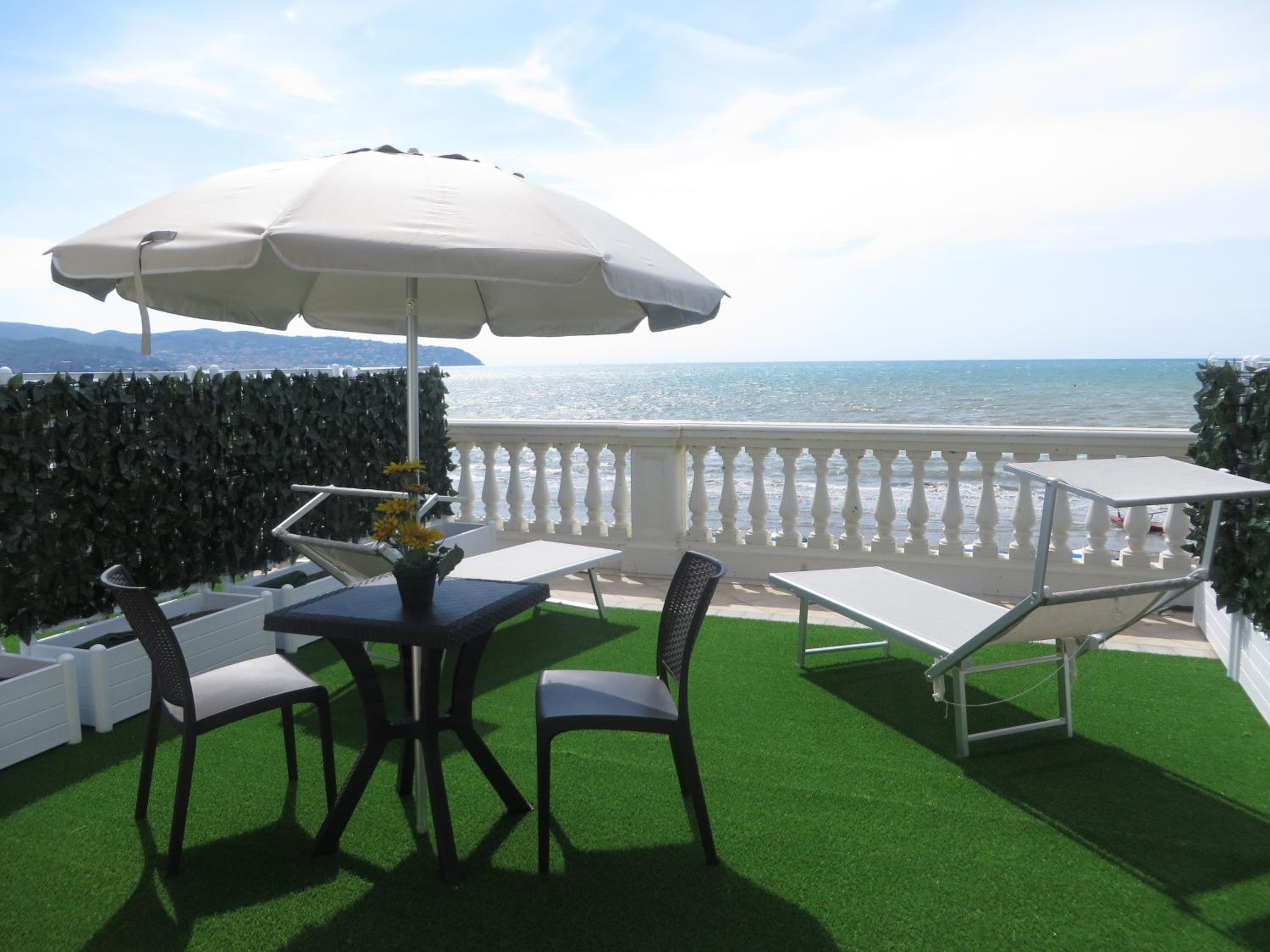 Double or Twin Room with Sea View - Photo 2