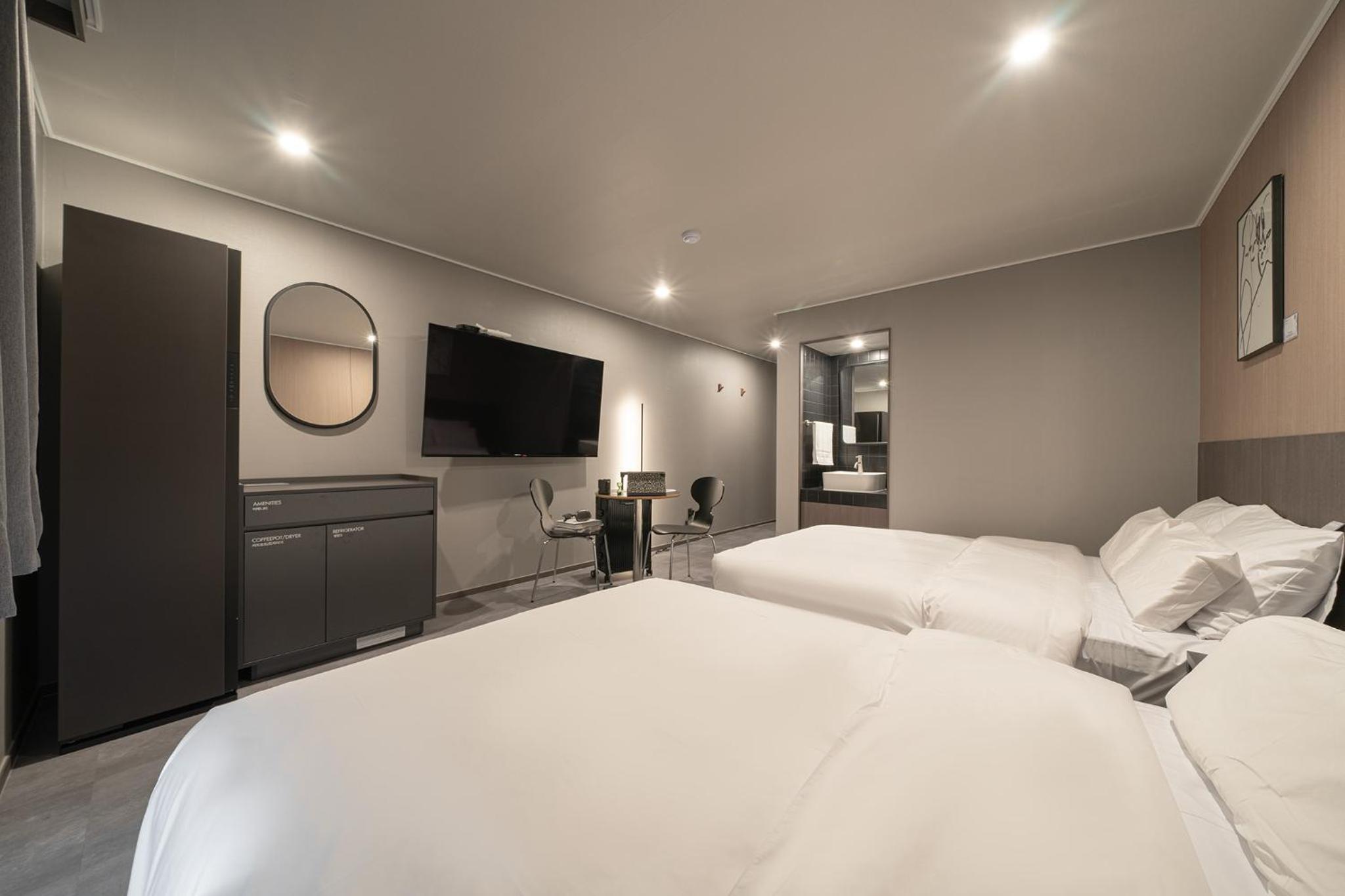 Standard Twin Room - Photo 11