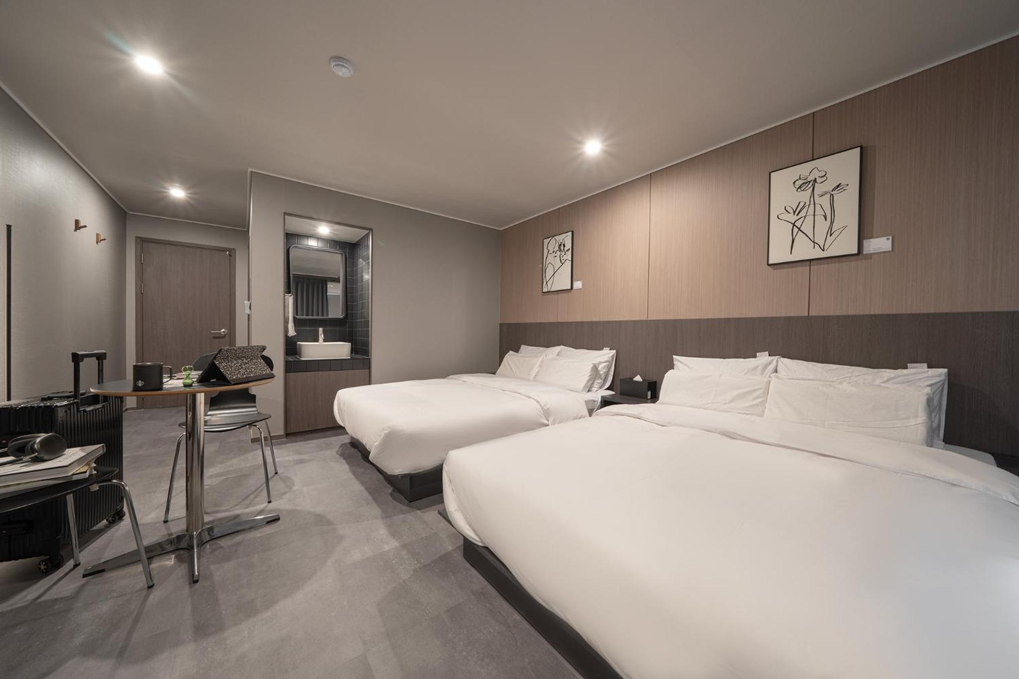 Standard Twin Room - Photo 12
