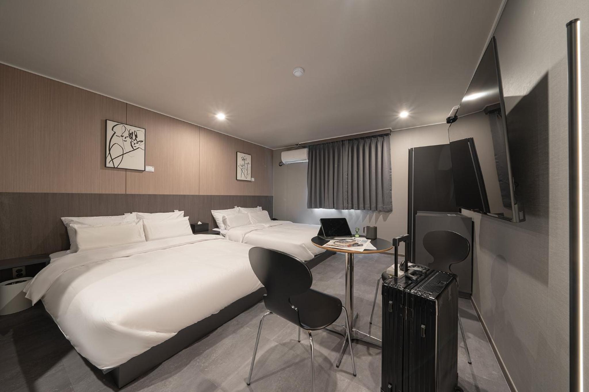 Standard Twin Room - Photo 7