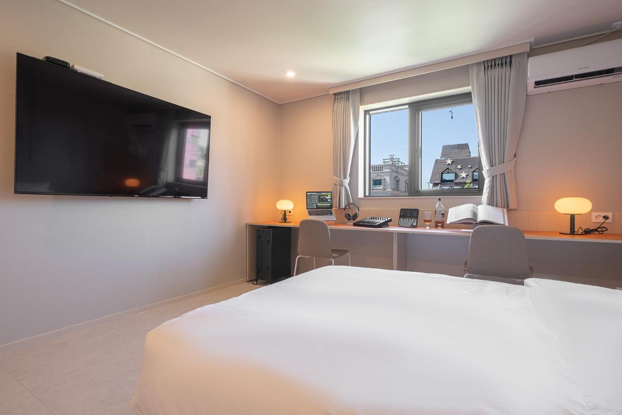 Deluxe Double Room with Bartable - Photo 16
