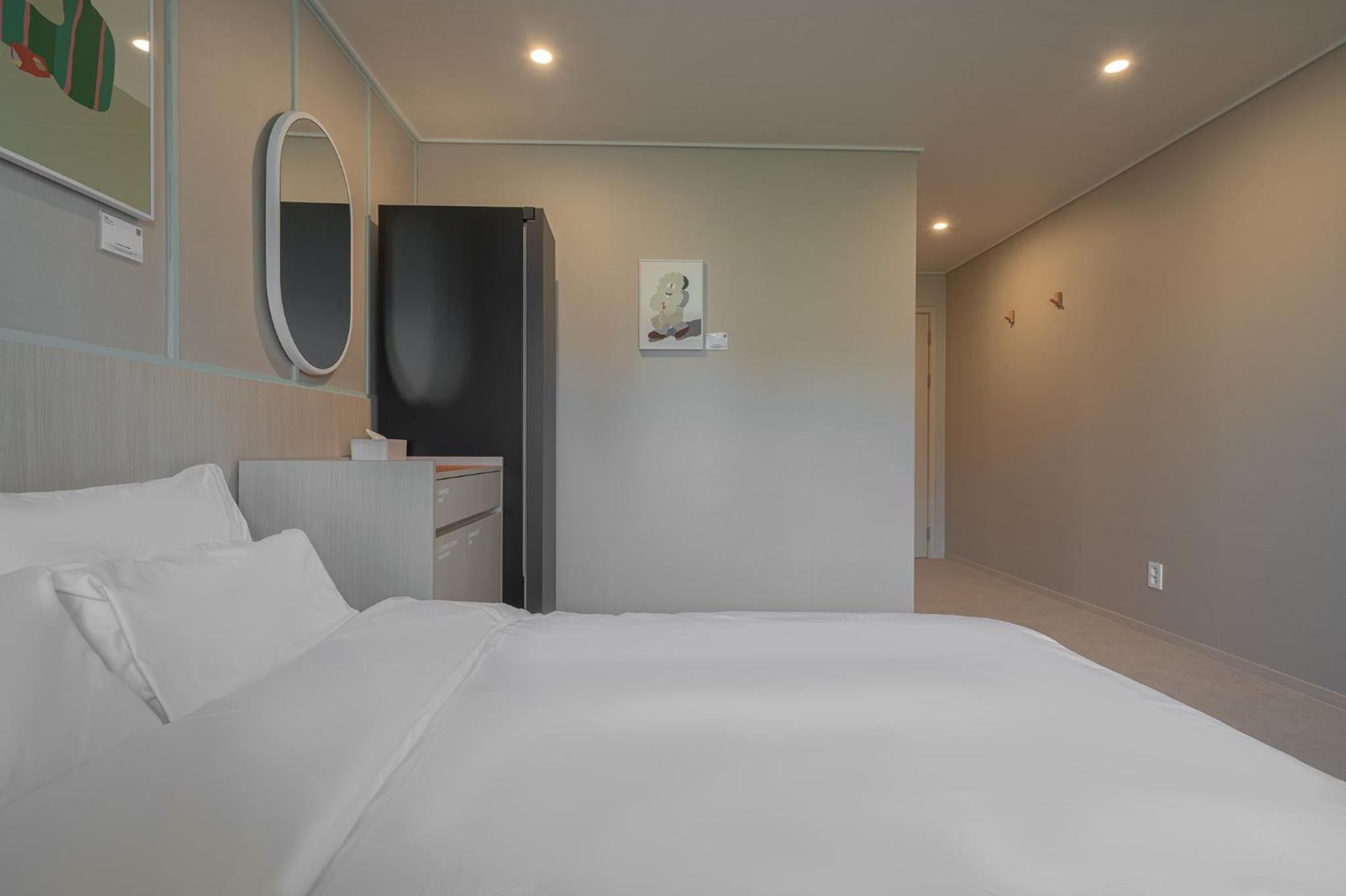 Deluxe Double Room with Bartable - Photo 15