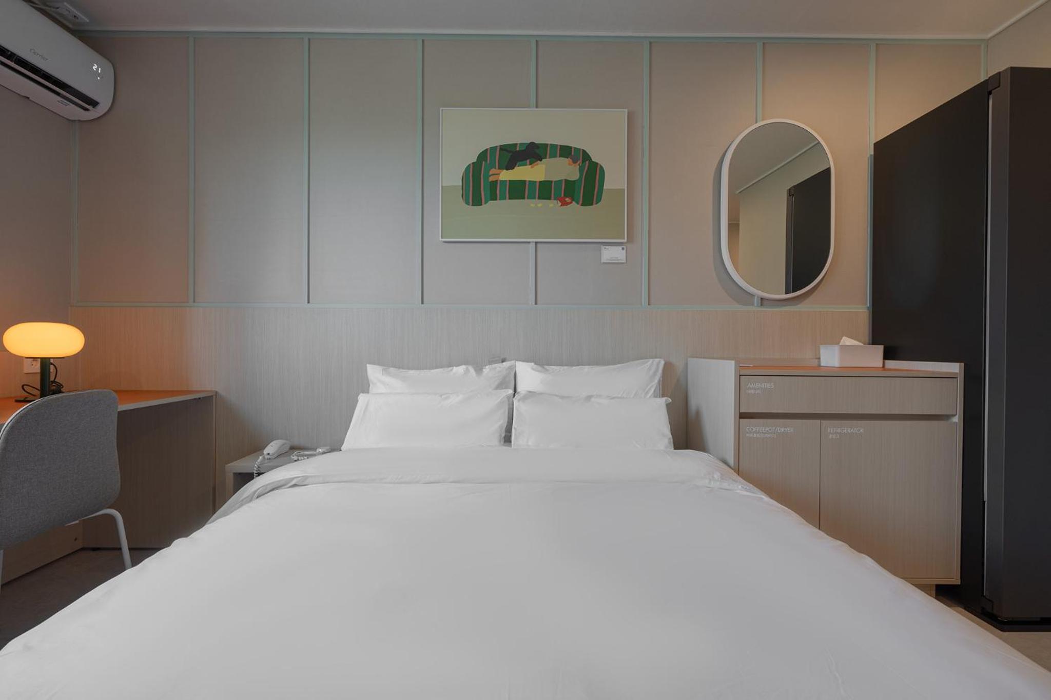Deluxe Double Room with Bartable - Photo 14