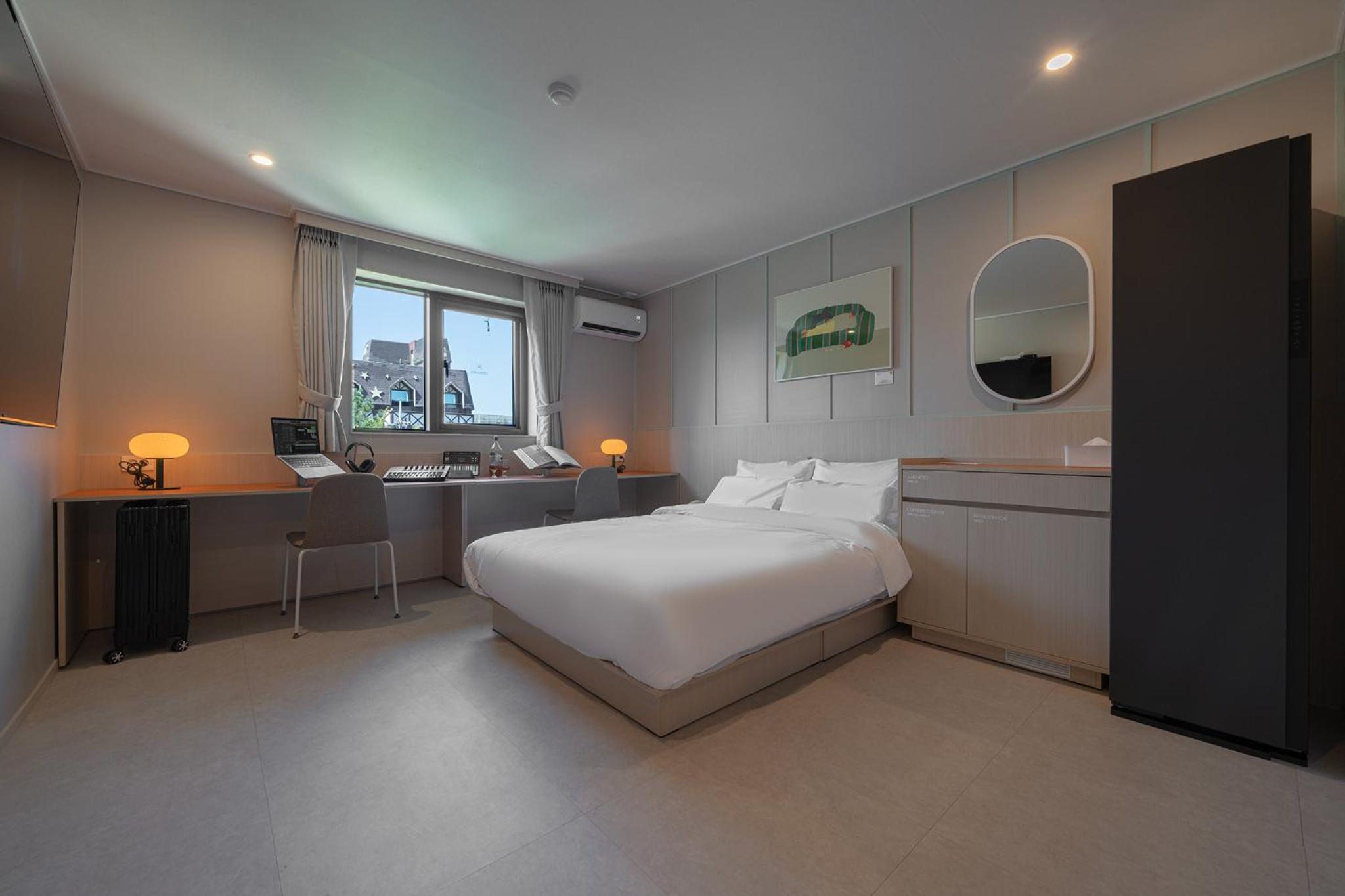 Deluxe Double Room with Bartable - Photo 17