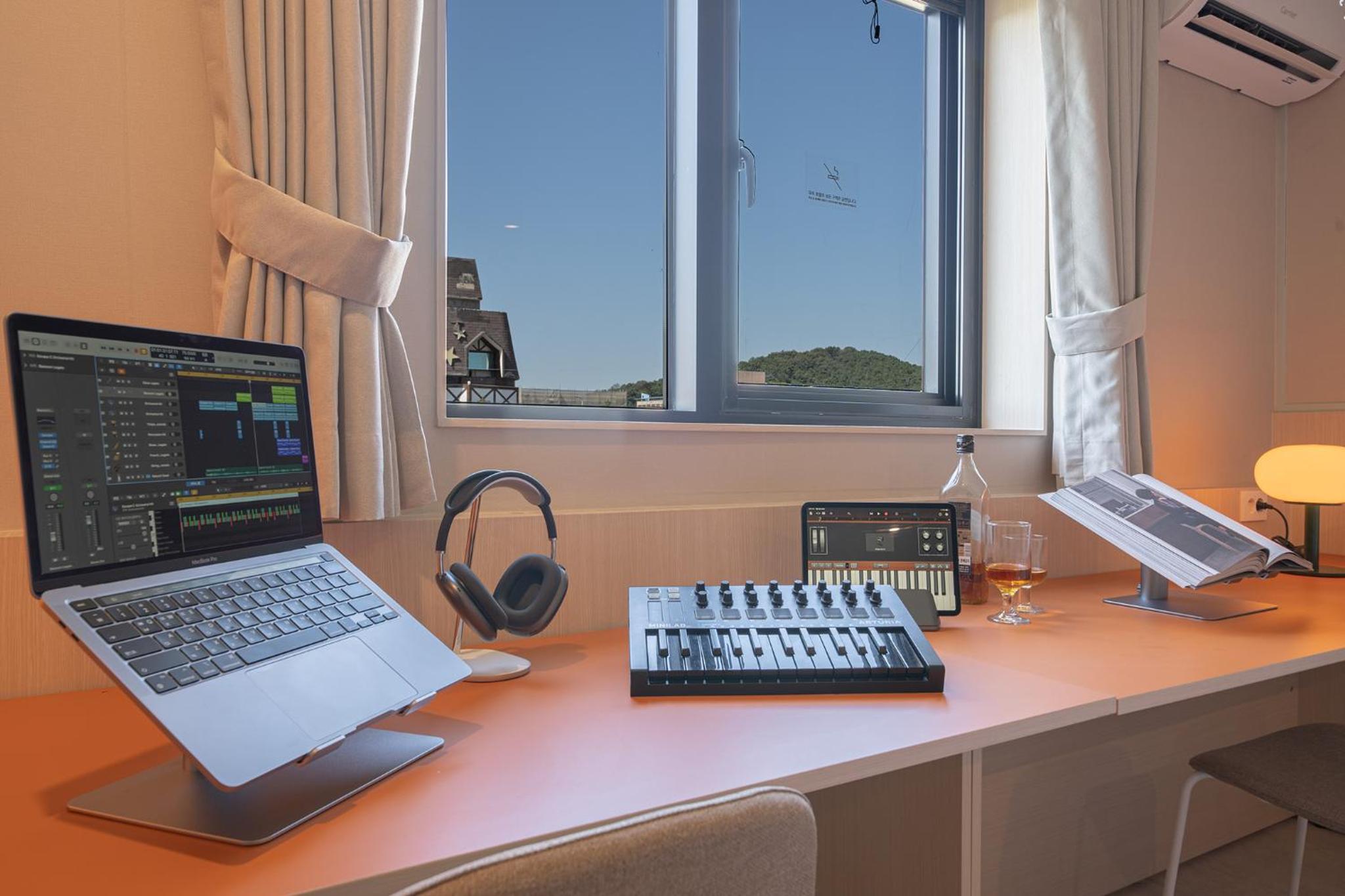 Deluxe Double Room with Bartable - Photo 11