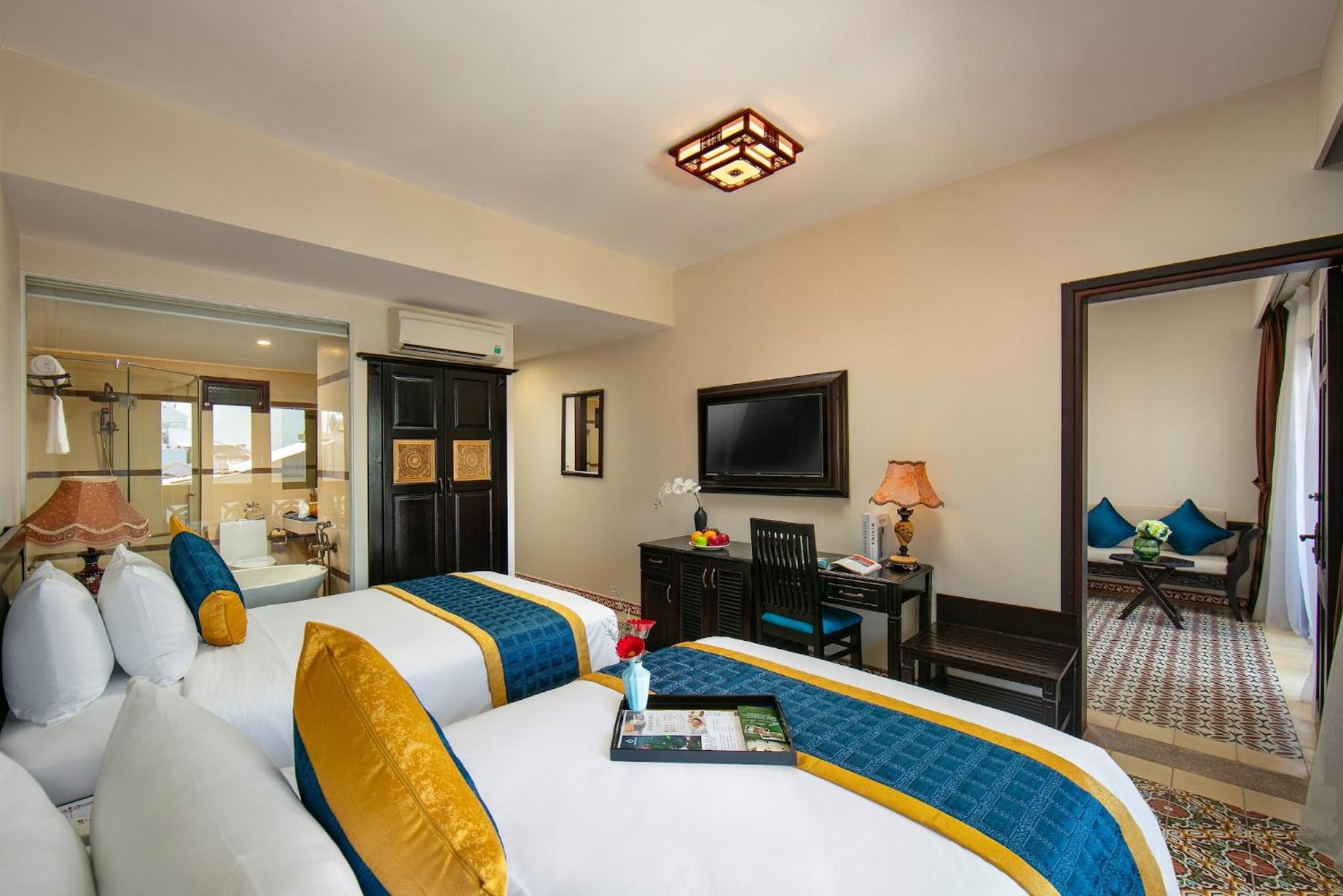 Connecting Suite & Balcony - Photo 2