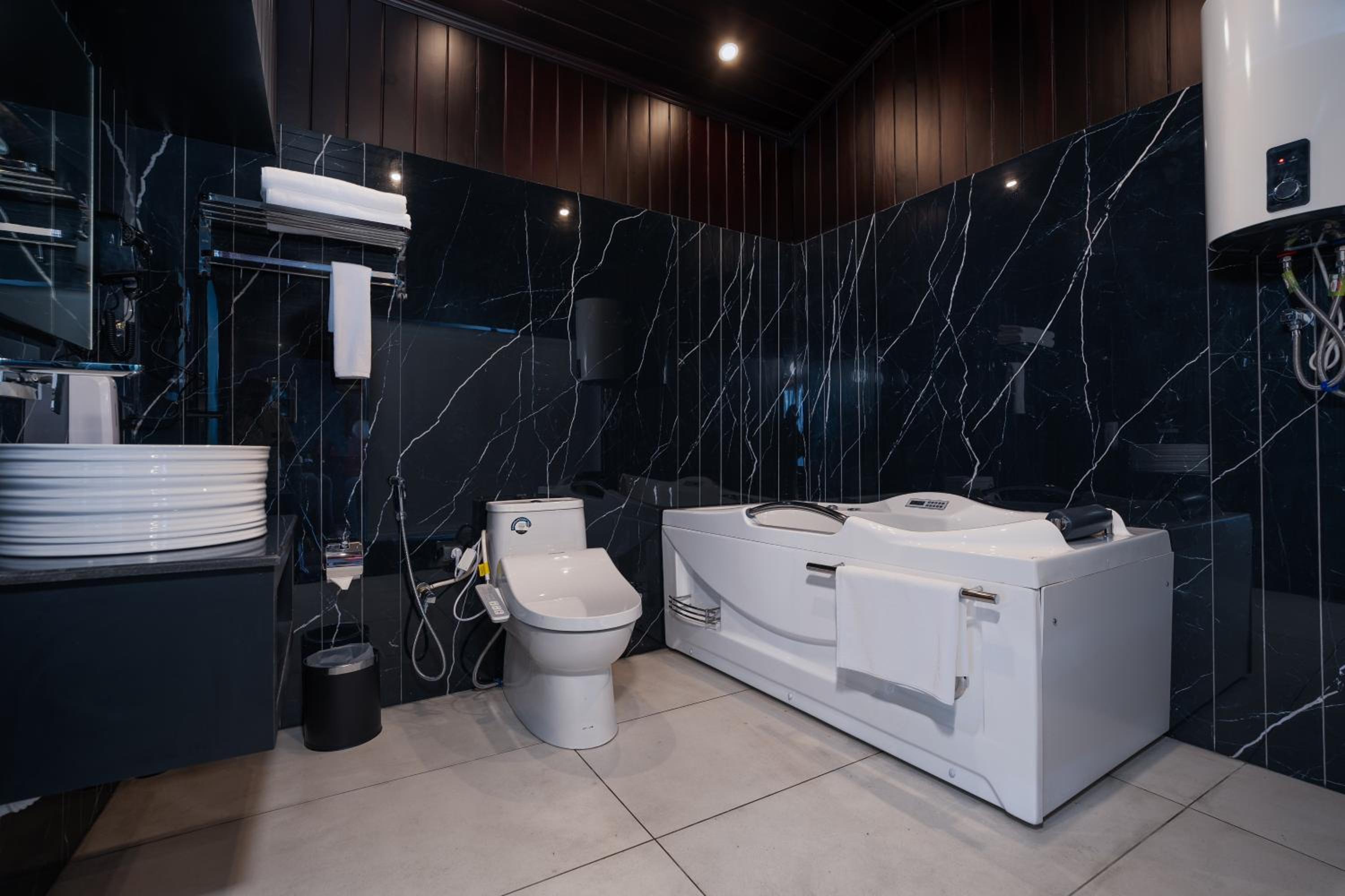Executive Suite with Jacuzzi - Photo 3