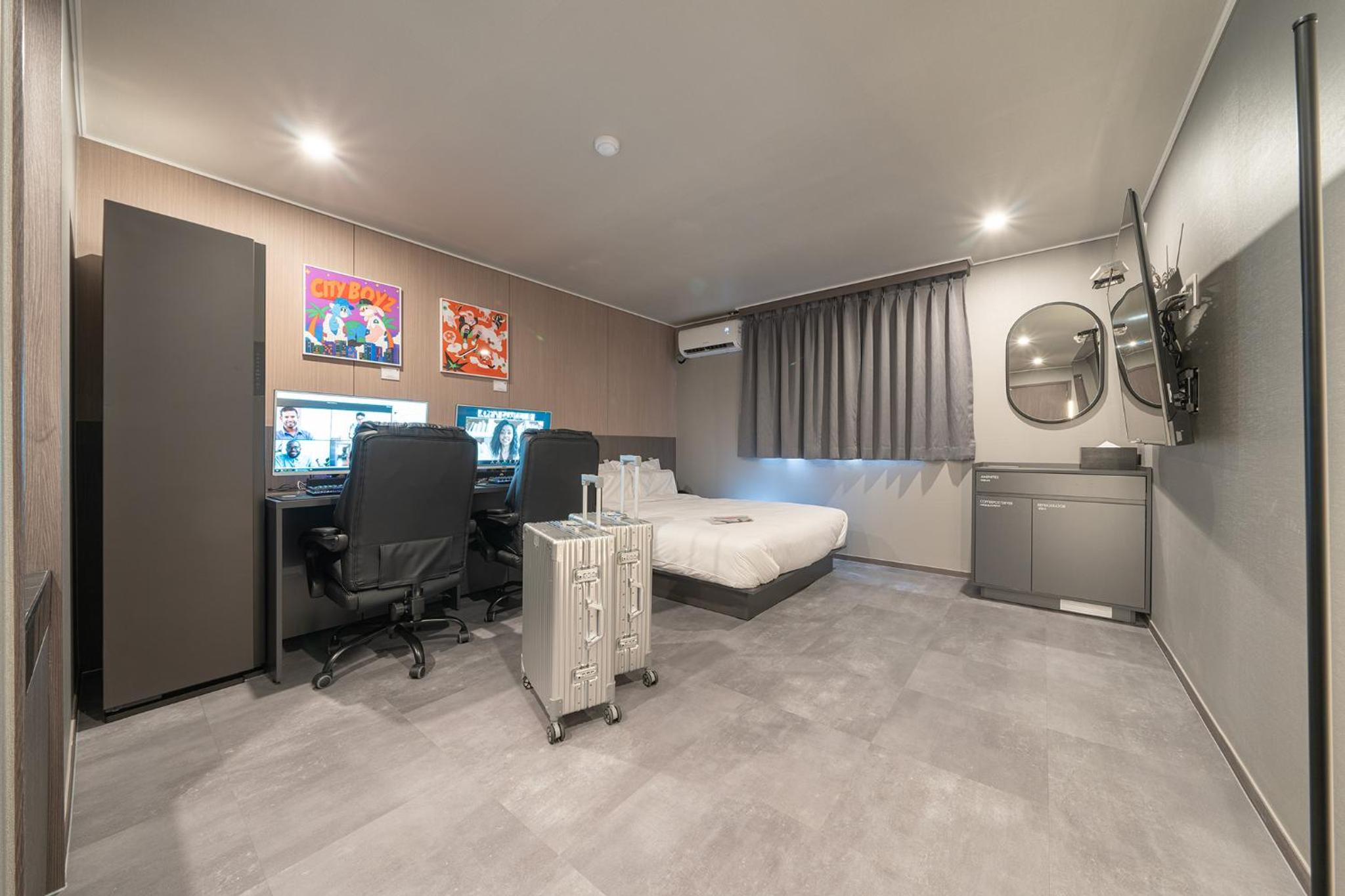 Suite with 2 Computers - Photo 17