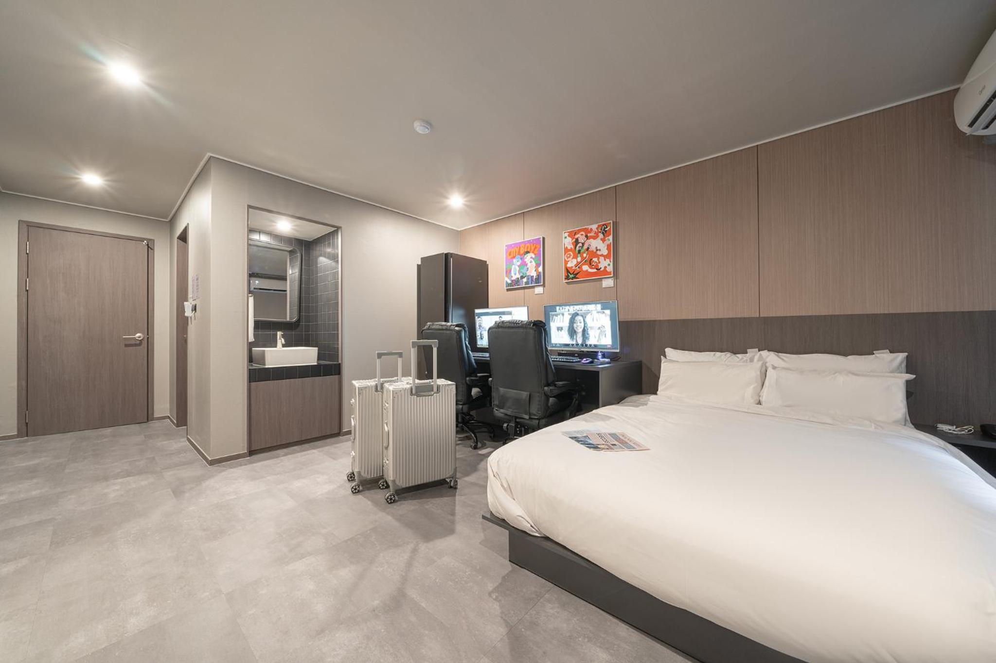 Suite with 2 Computers - Photo 18