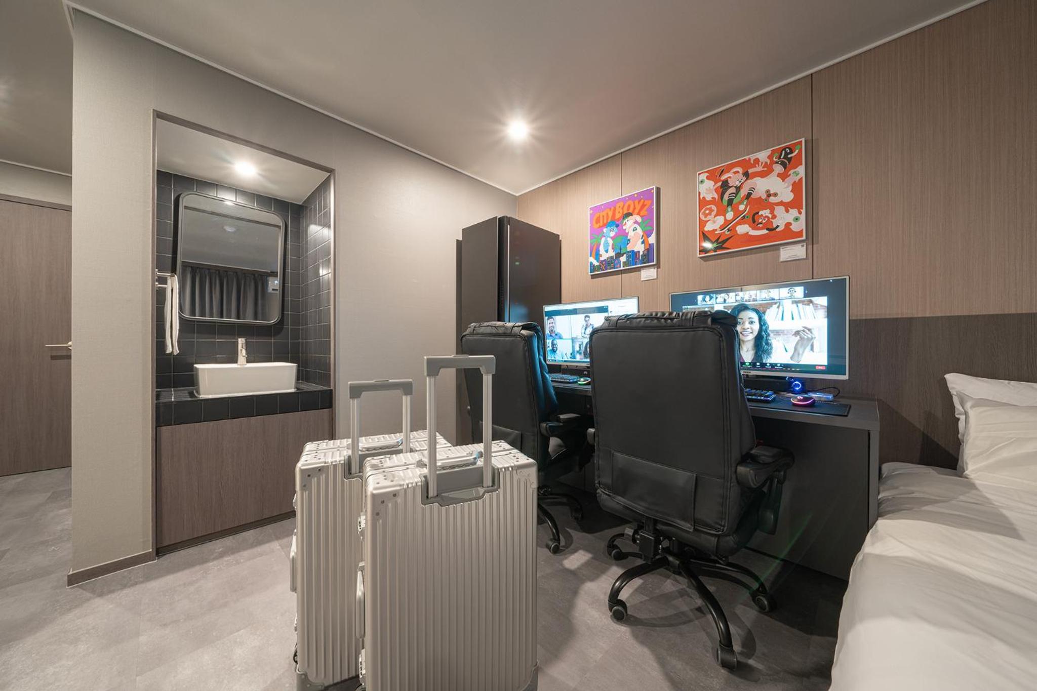 Suite with 2 Computers - Photo 7