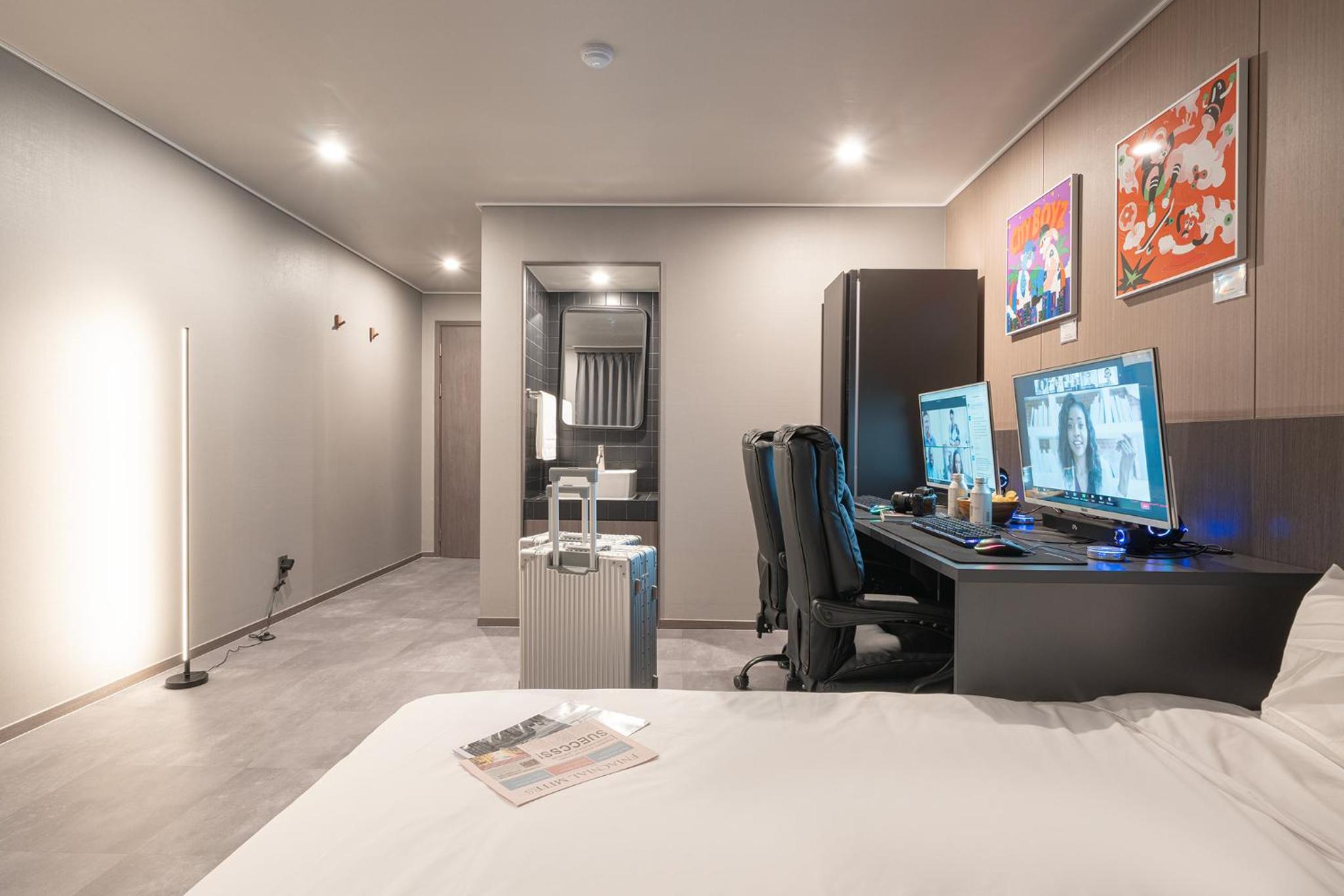 Suite with 2 Computers - Photo 8