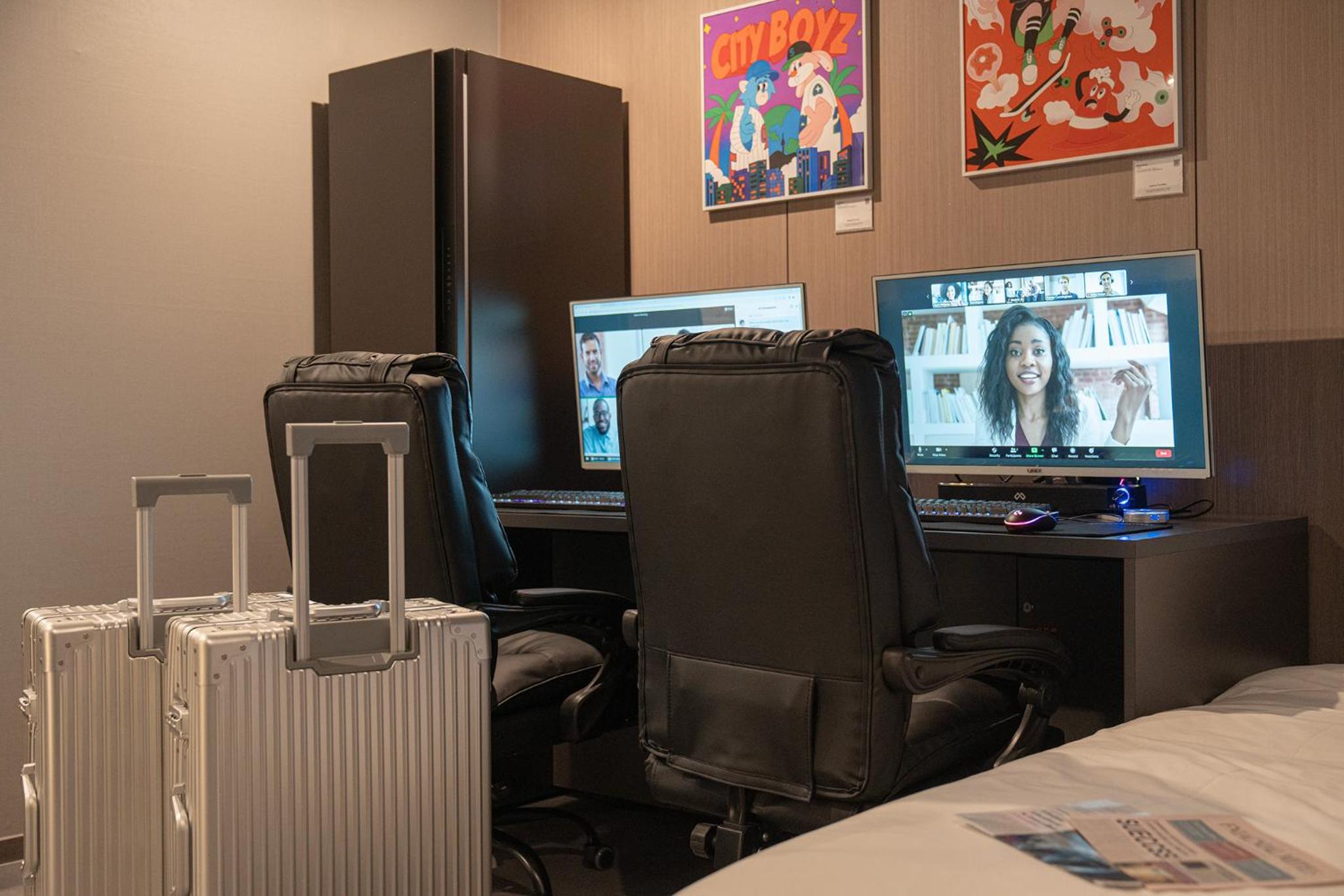 Suite with 2 Computers - Photo 16