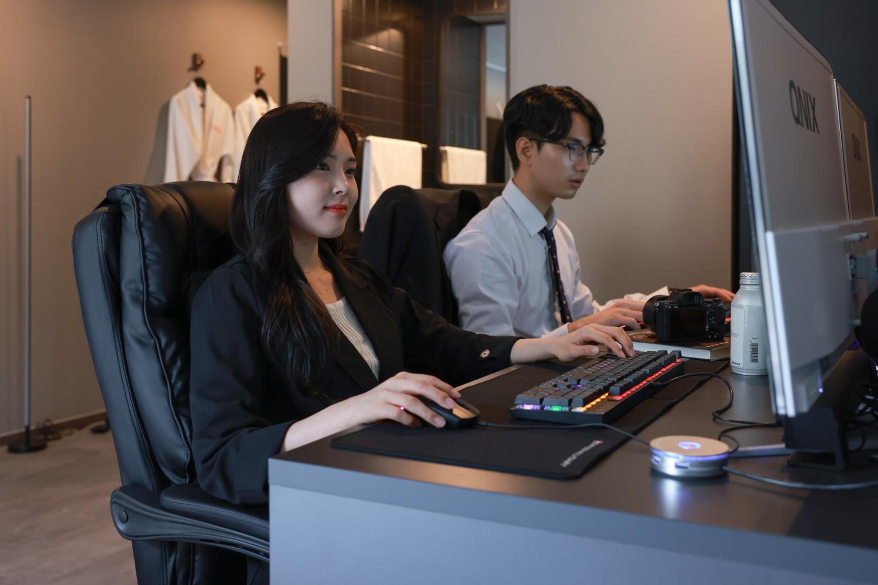 Suite with 2 Computers - Photo 2