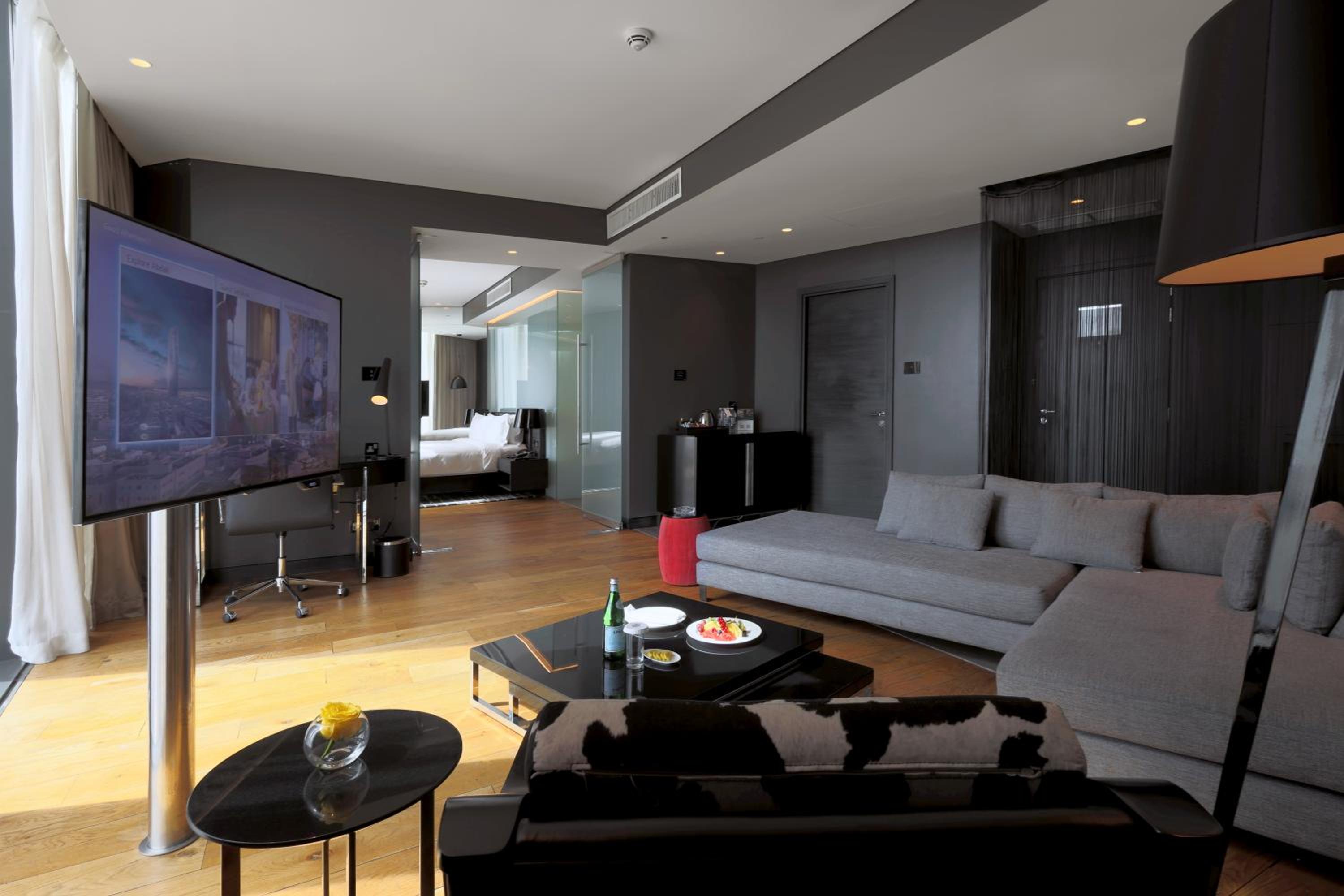 One Bedroom Suite with lounge access City View photo 2