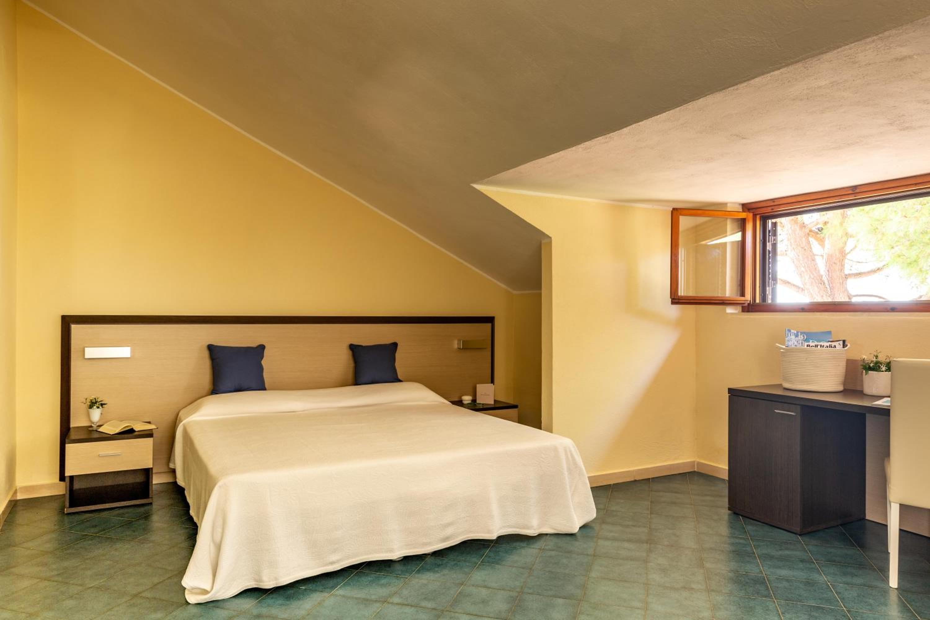 Economy Triple Room - Photo 3