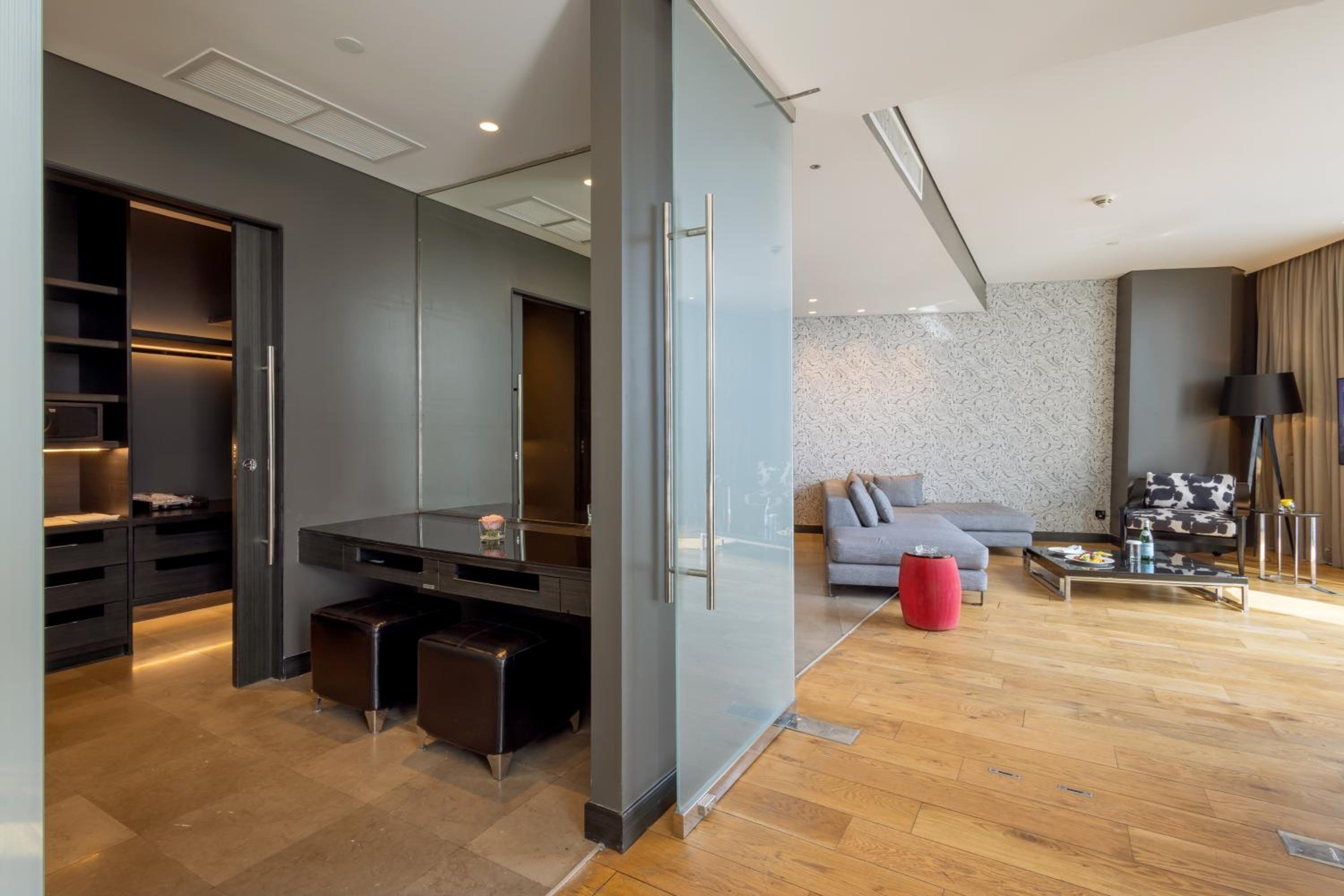 One Bedroom Suite with lounge access City View photo 3