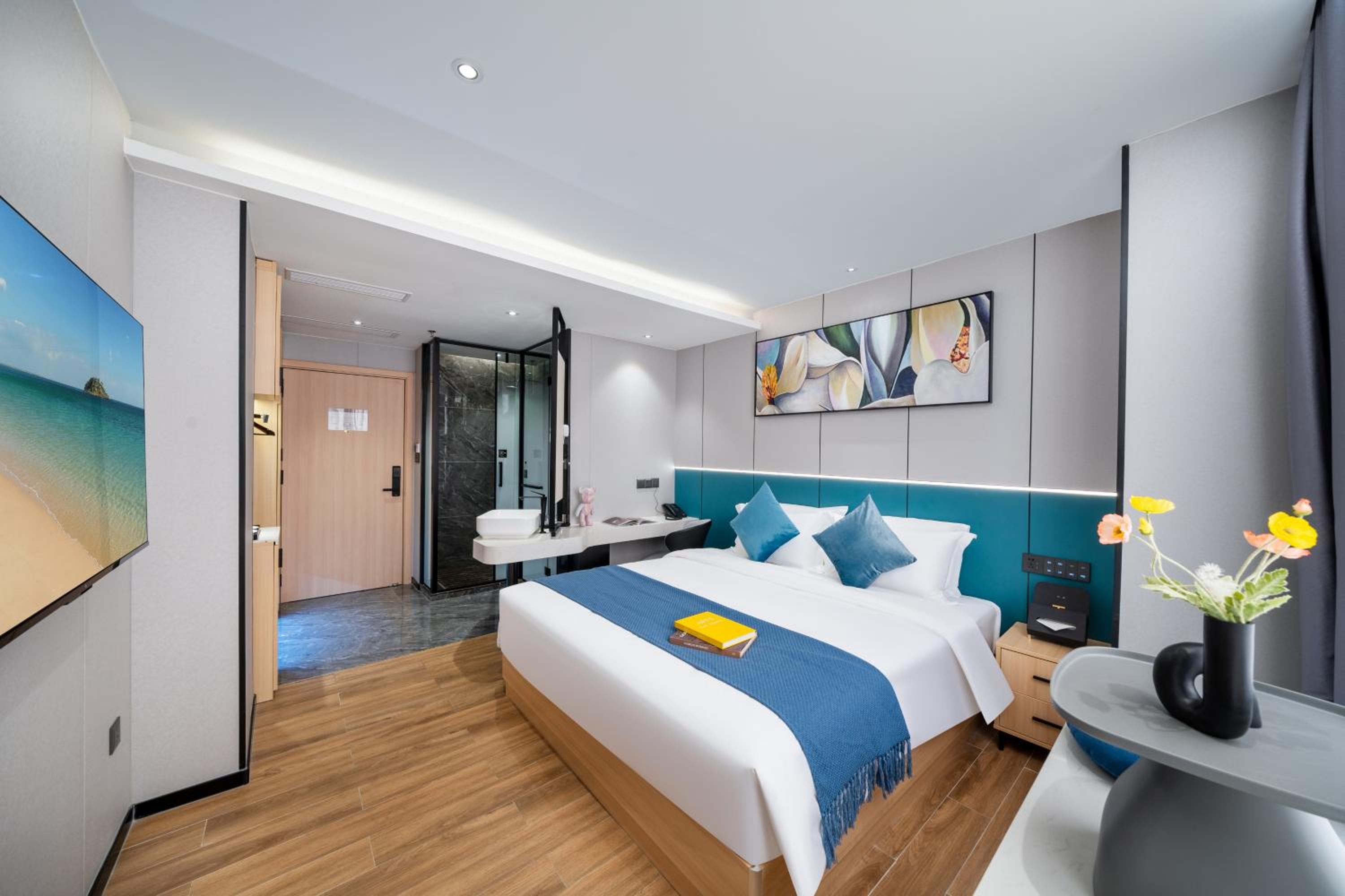 Deluxe King Room photo 1