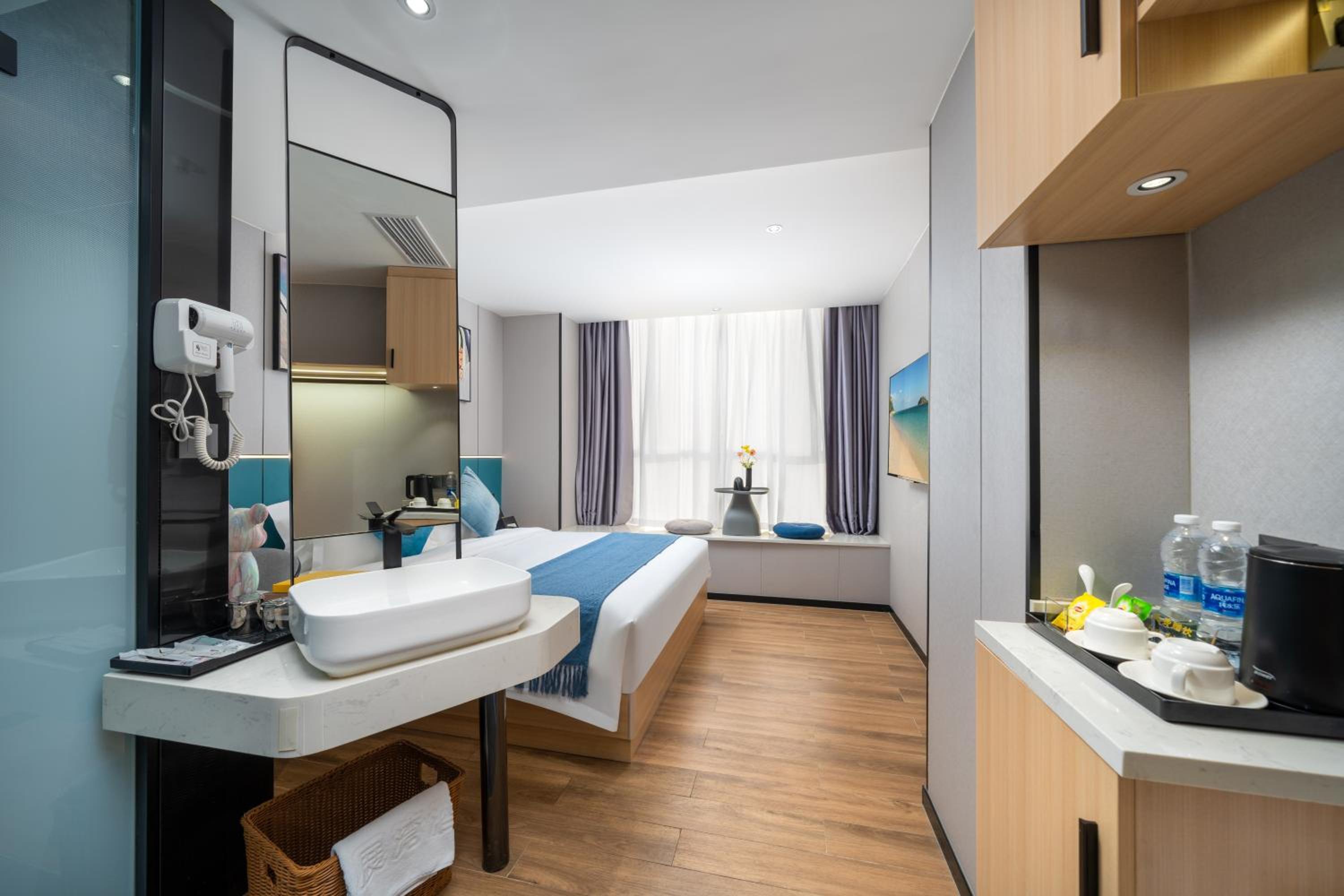 Deluxe King Room photo 2