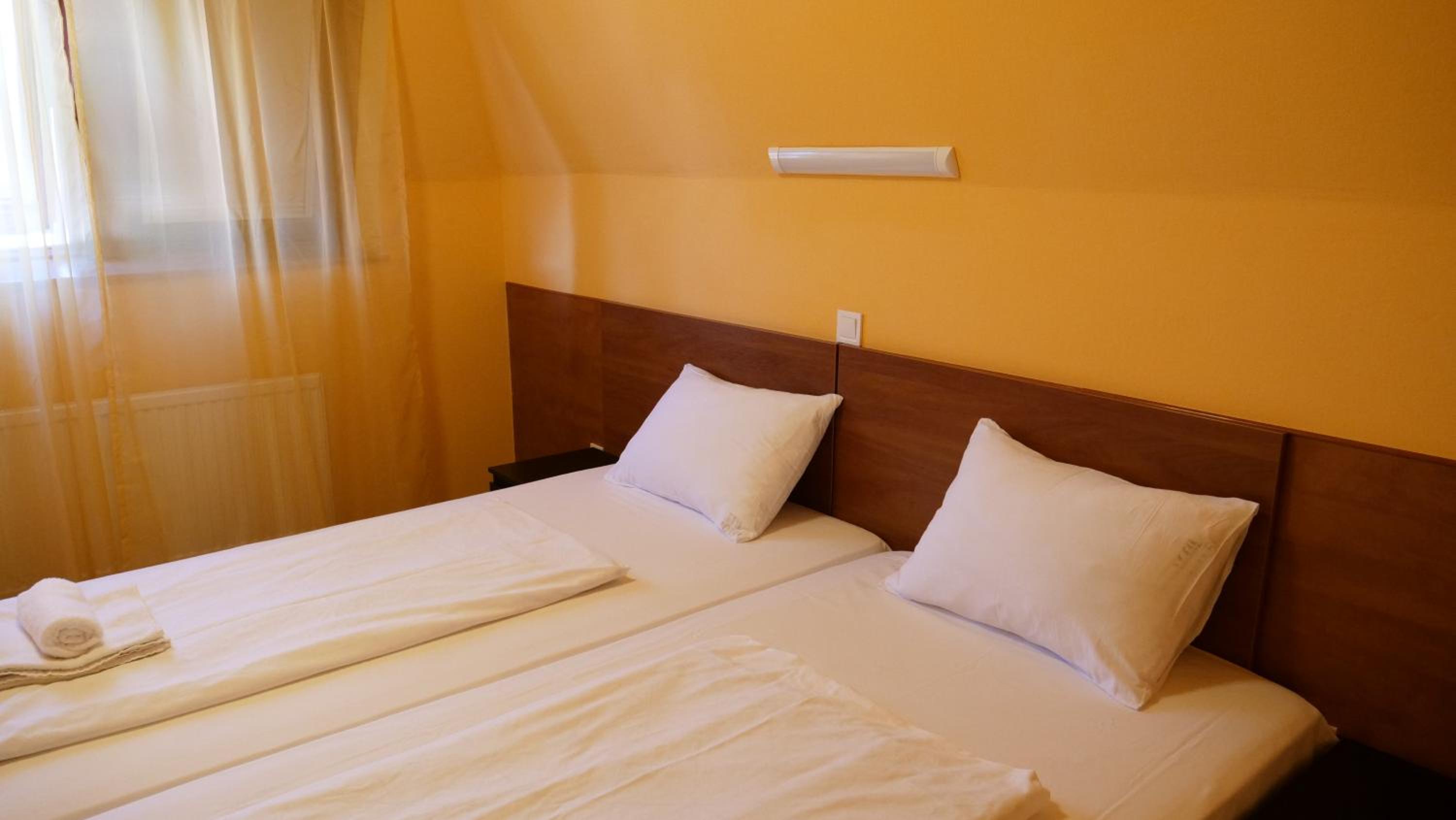 Standard Twin Room - Photo 1