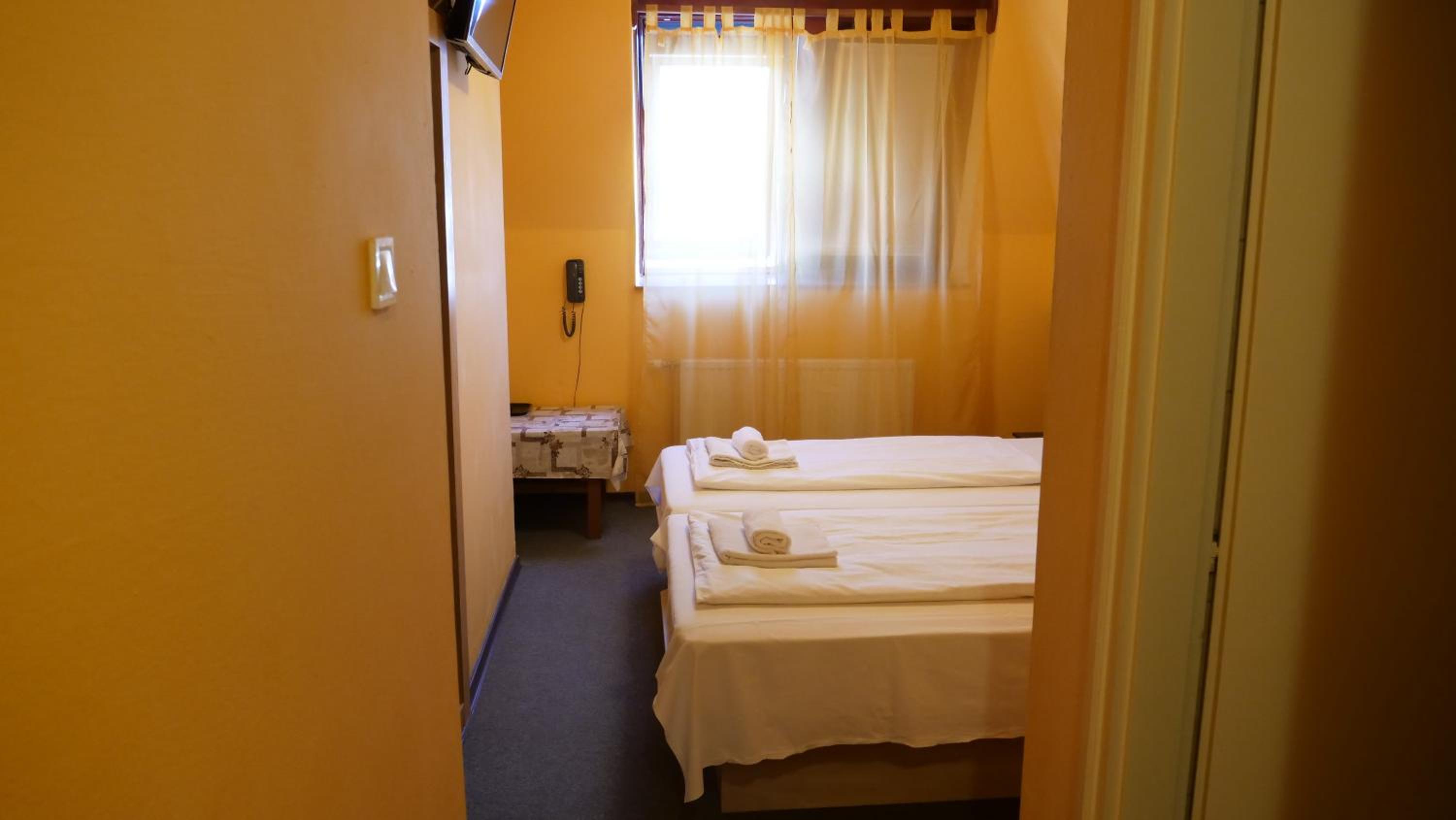 Standard Twin Room - Photo 2