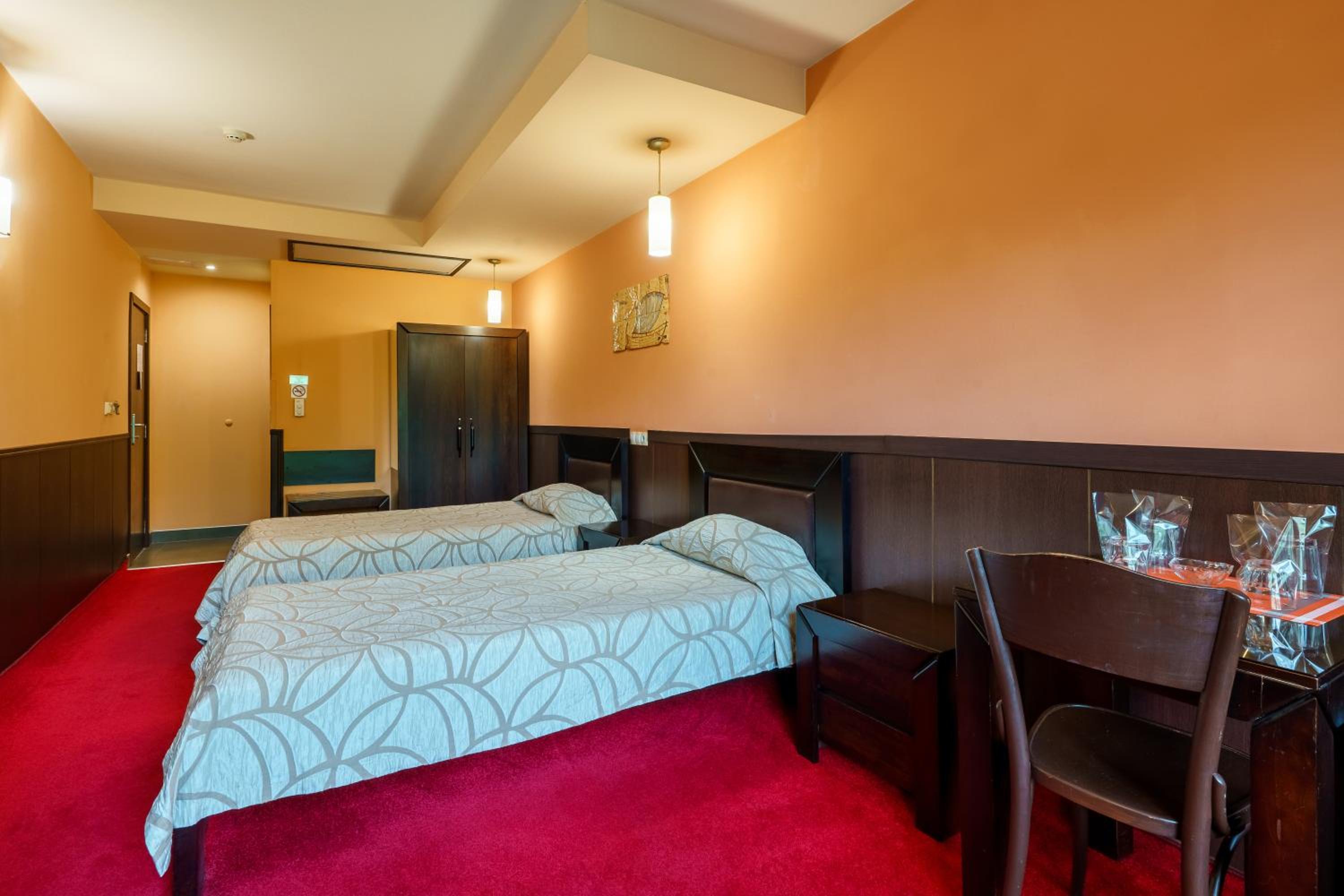 Double Deluxe Room with Separate Beds photo 2