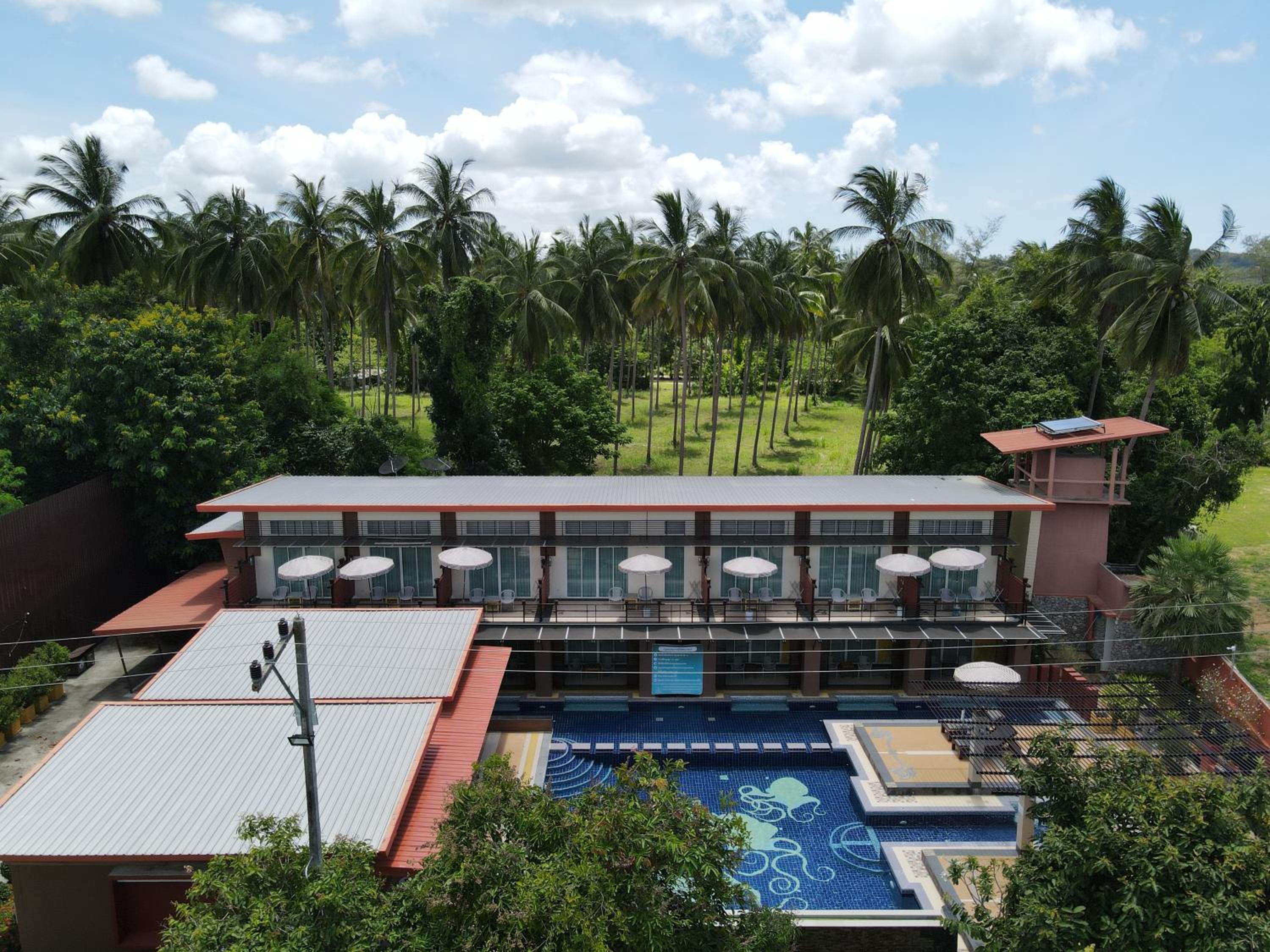 Deluxe Pool View photo 2