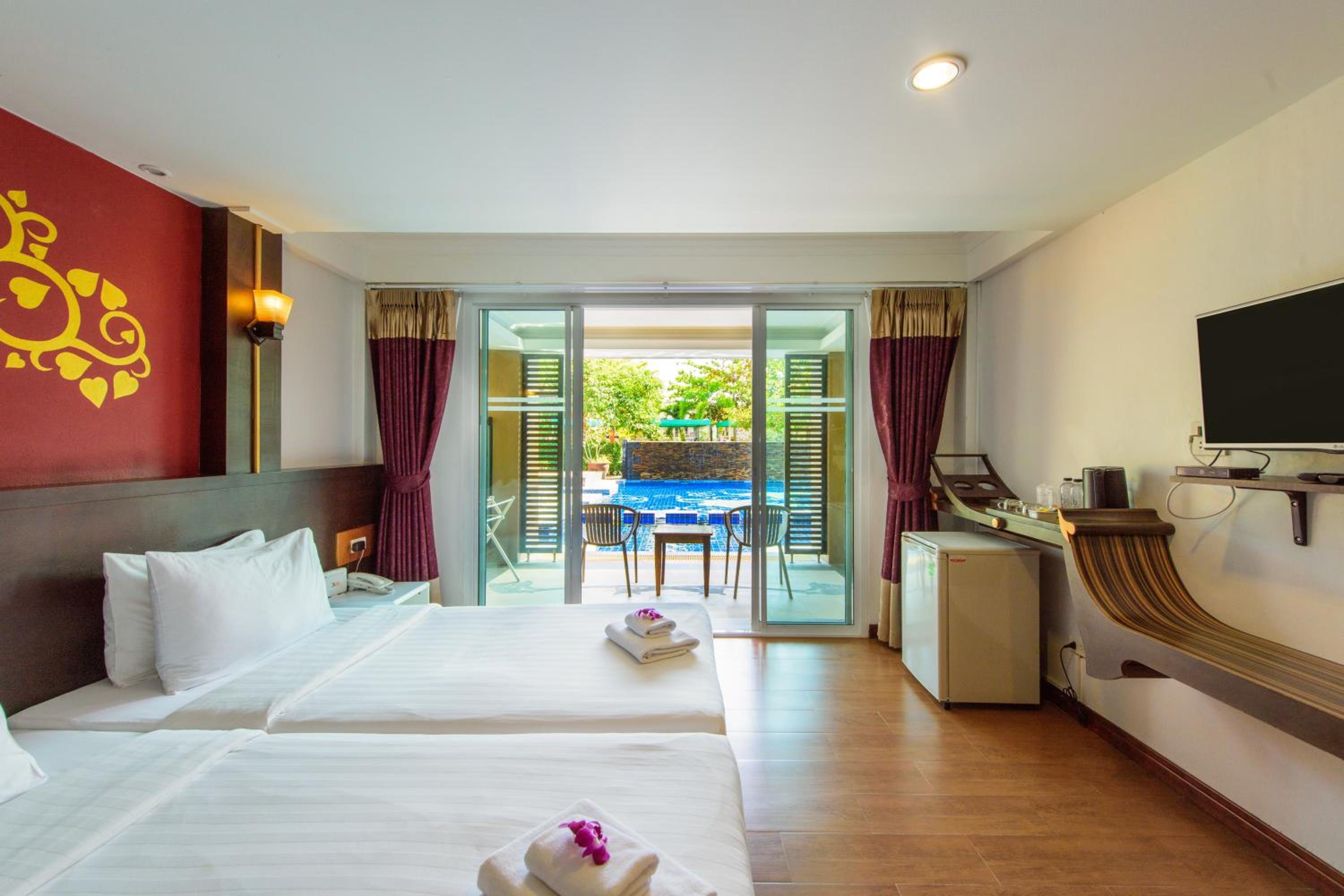 Deluxe Twin Room with Pool Access photo 2