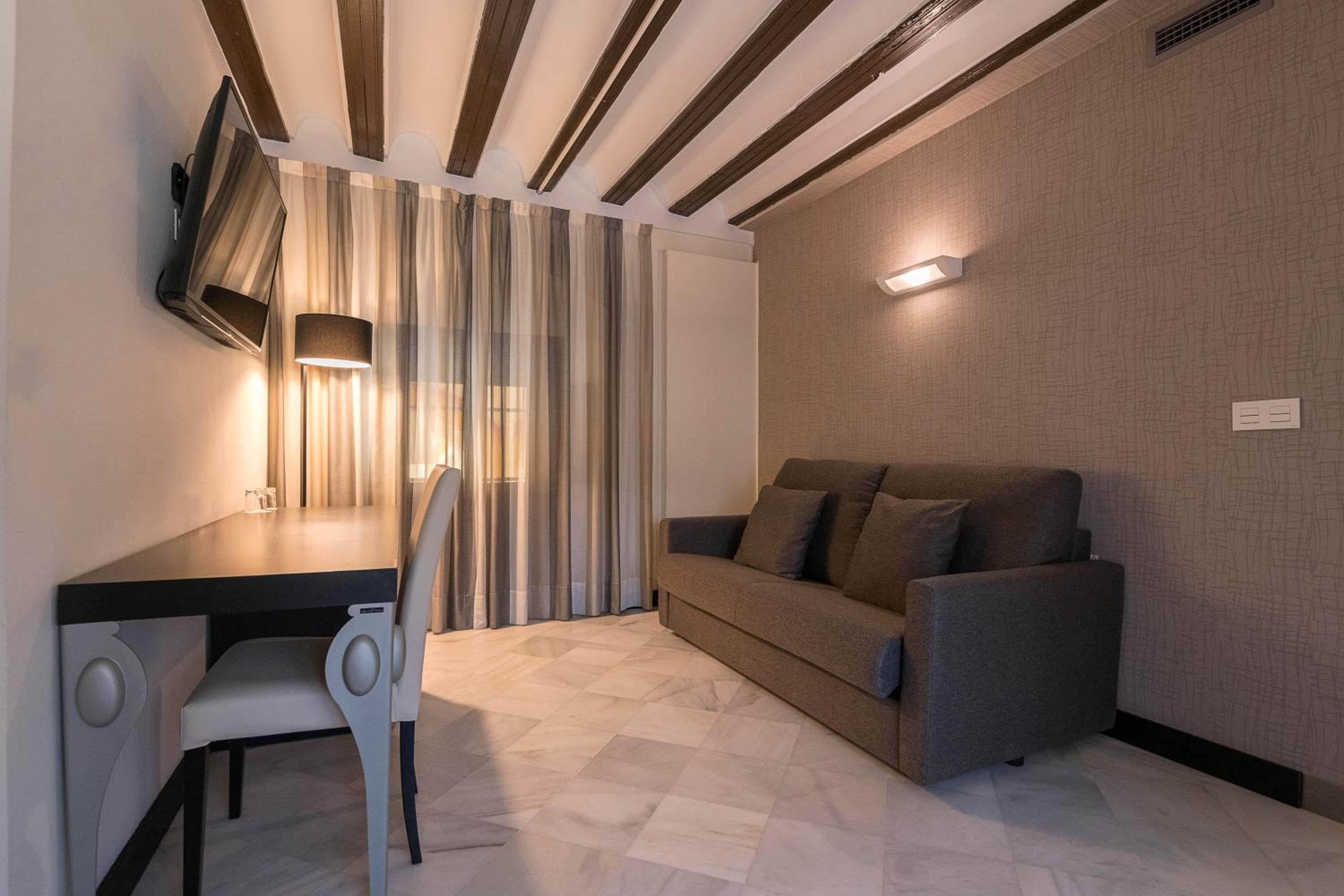 Deluxe Suite - Photo 3