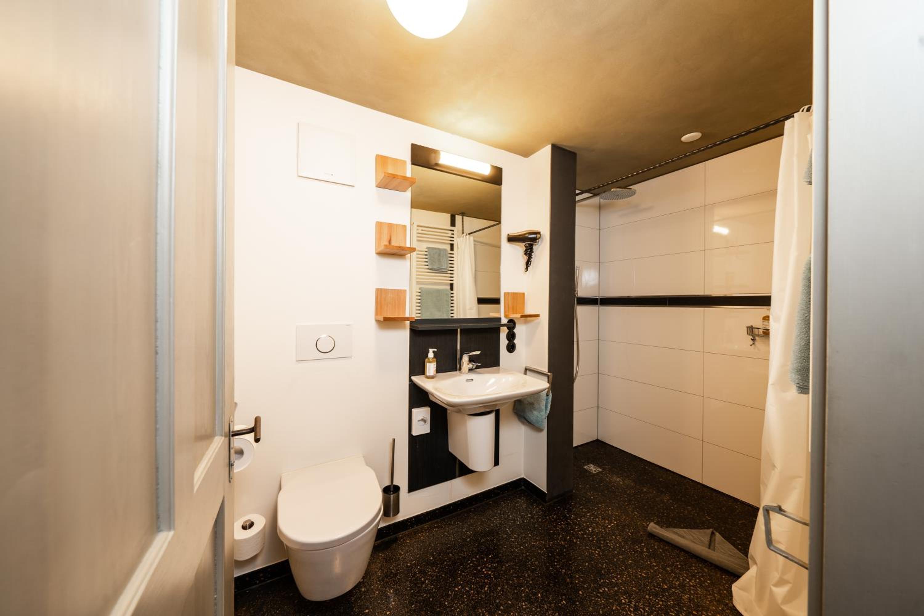 Junior Suite with Lake view - Disability Access  photo 3