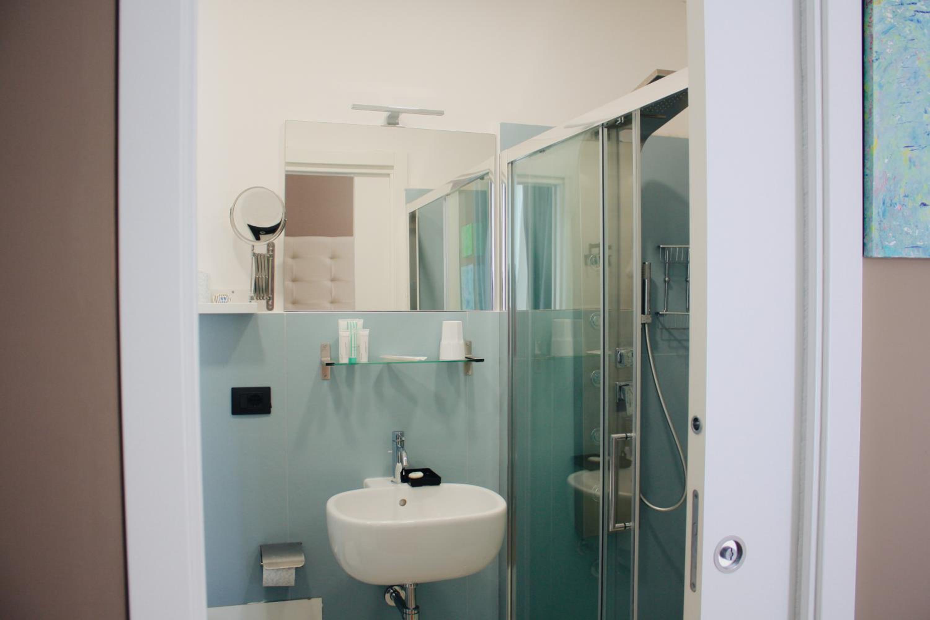 Deluxe Double Room with Balcony and Sea View - Photo 10