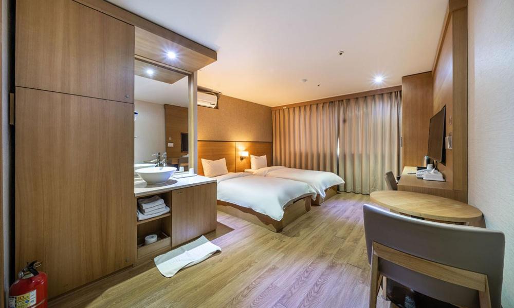 Standard Twin Room - Photo 2