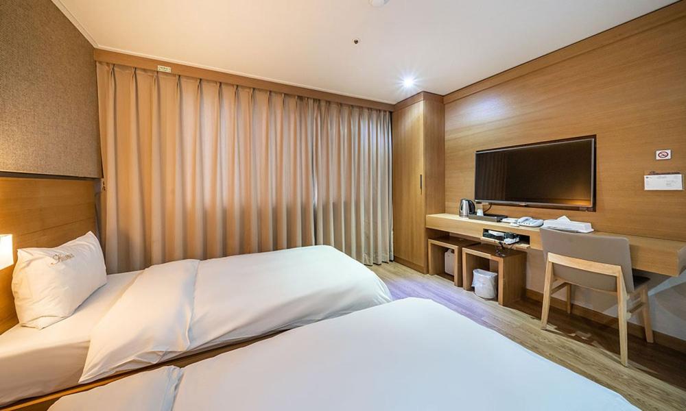Standard Twin Room - Photo 5