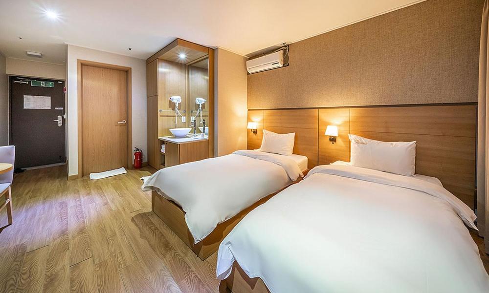 Standard Twin Room - Photo 1