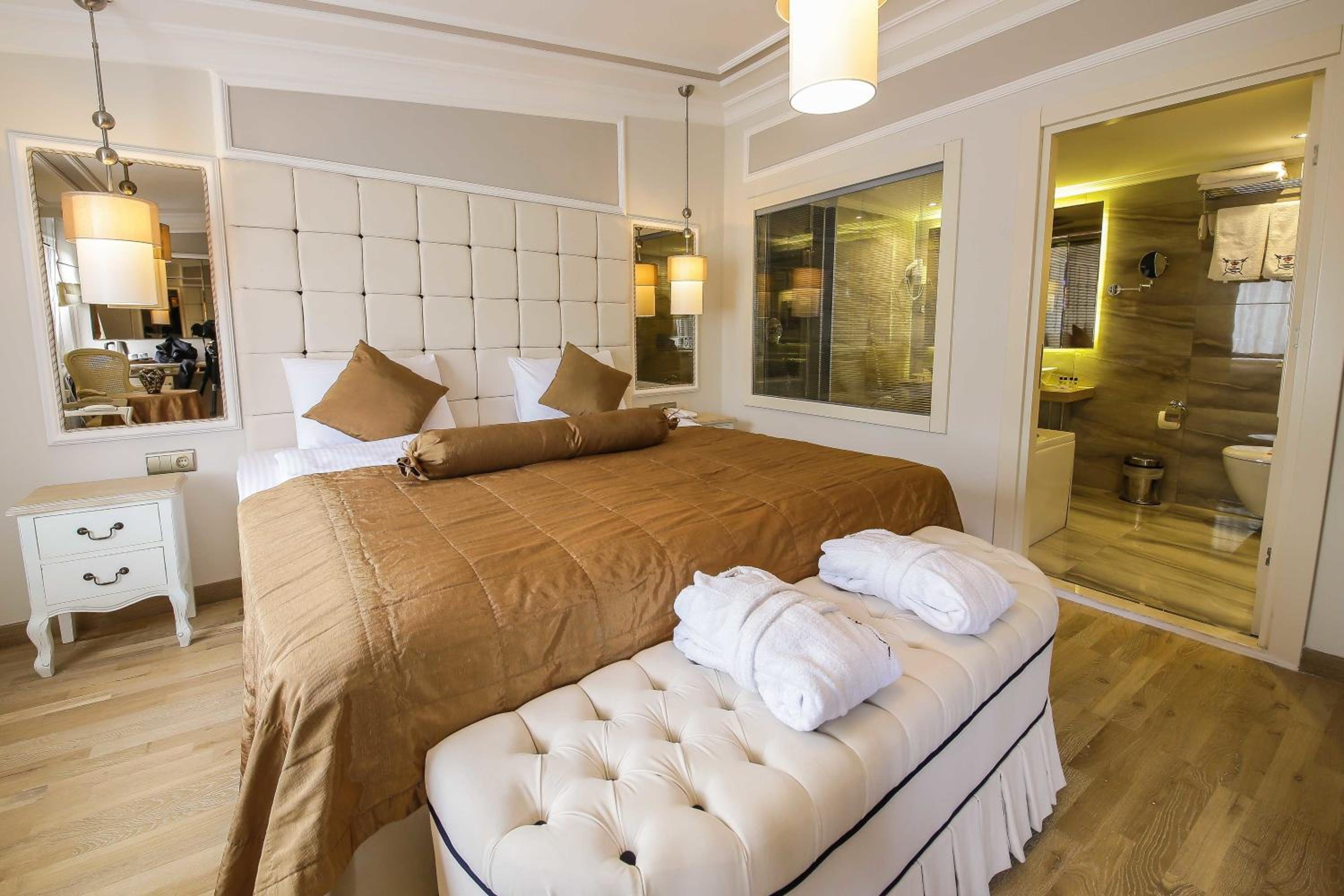 Deluxe Double Room with Bath photo 1