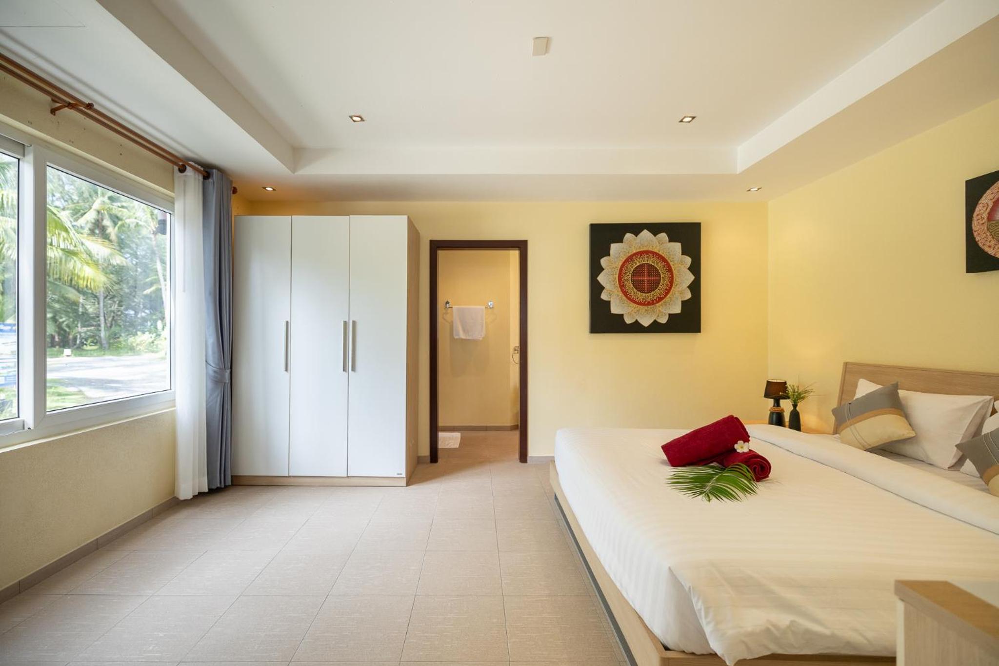 Three-Bedroom Villa with Sea View  - Photo 16
