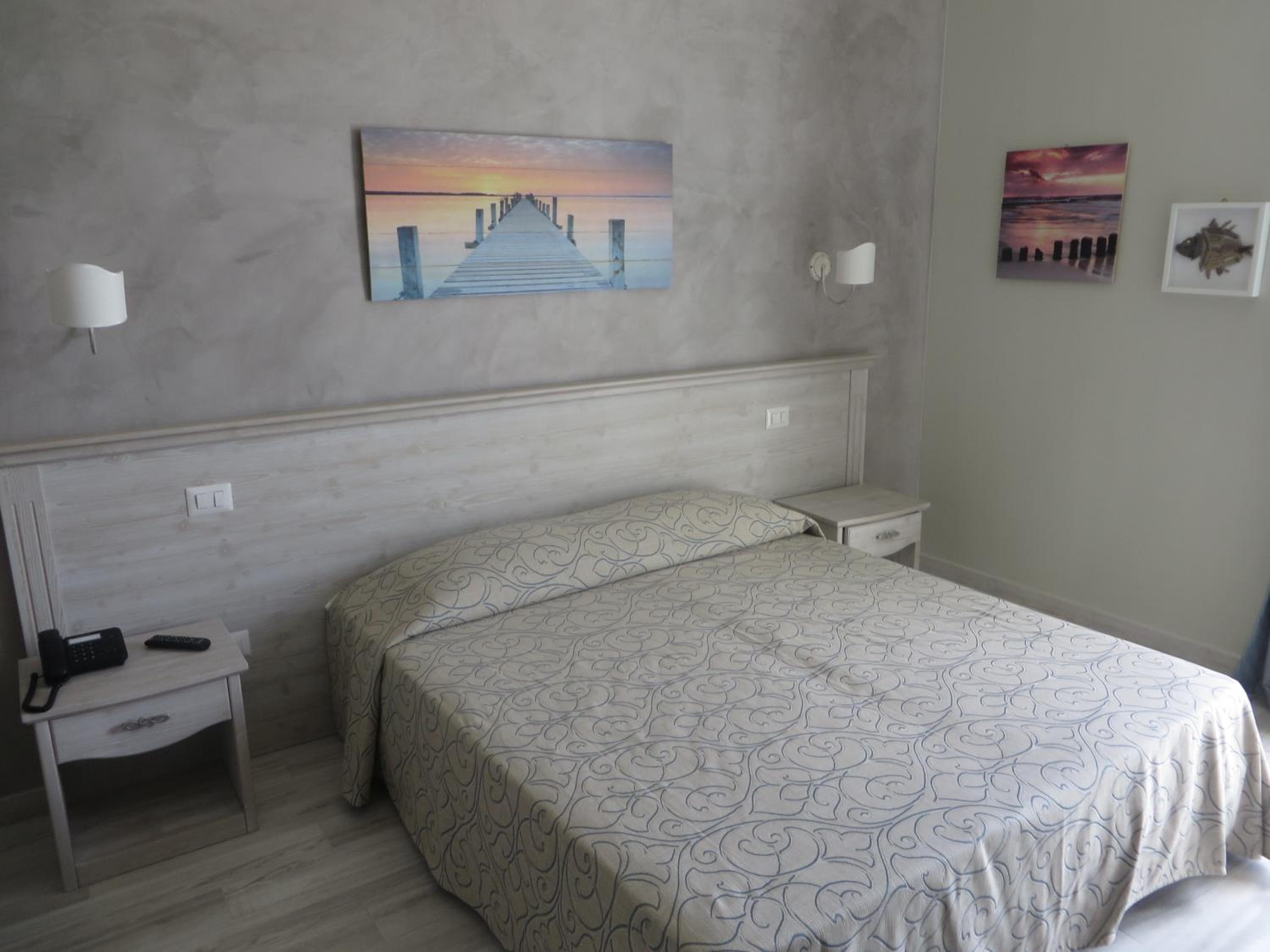 Double or Twin Room with Sea View - Photo 17