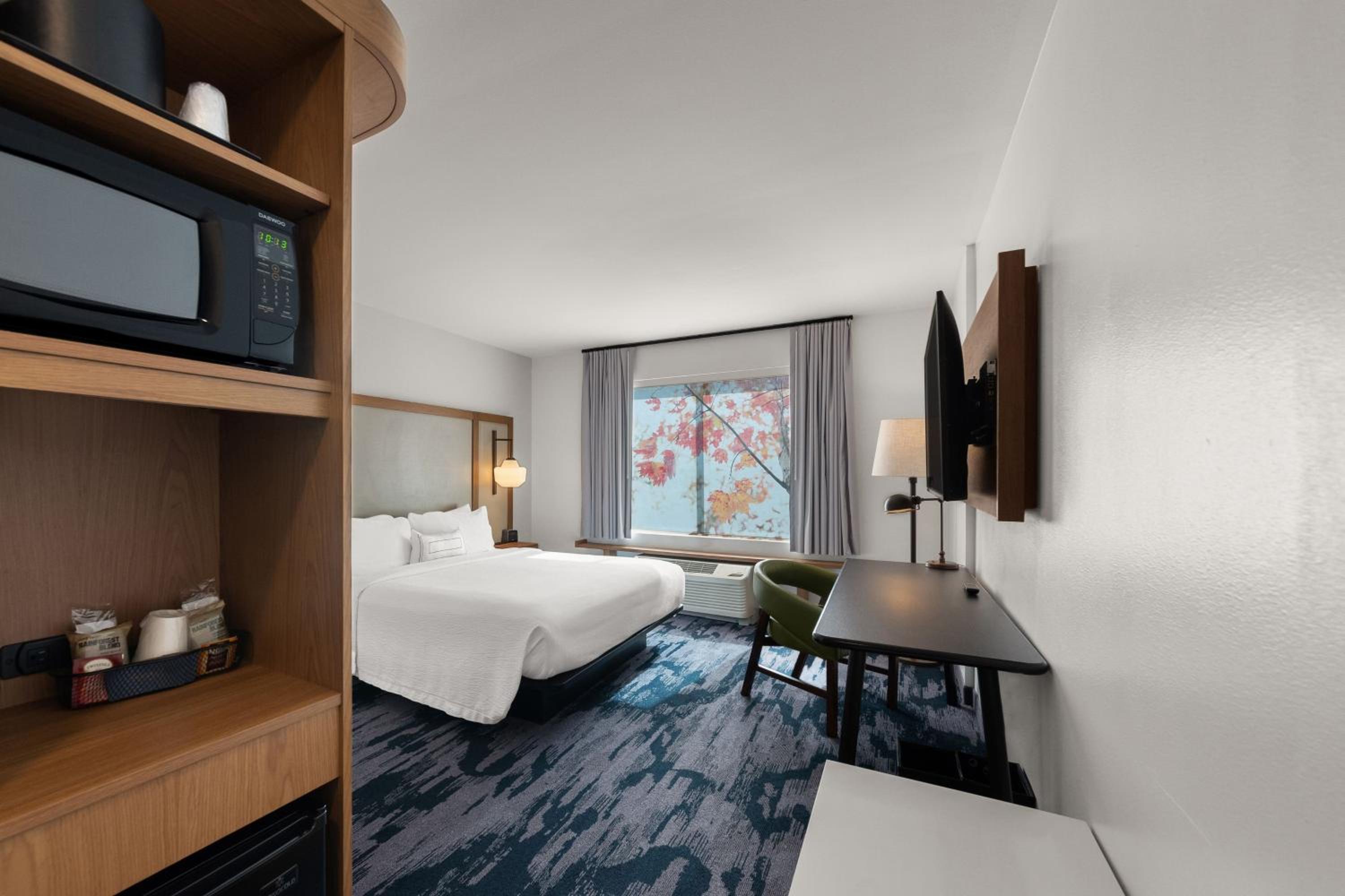 King Room with Roll-In Shower - Mobility and Hearing Accessible