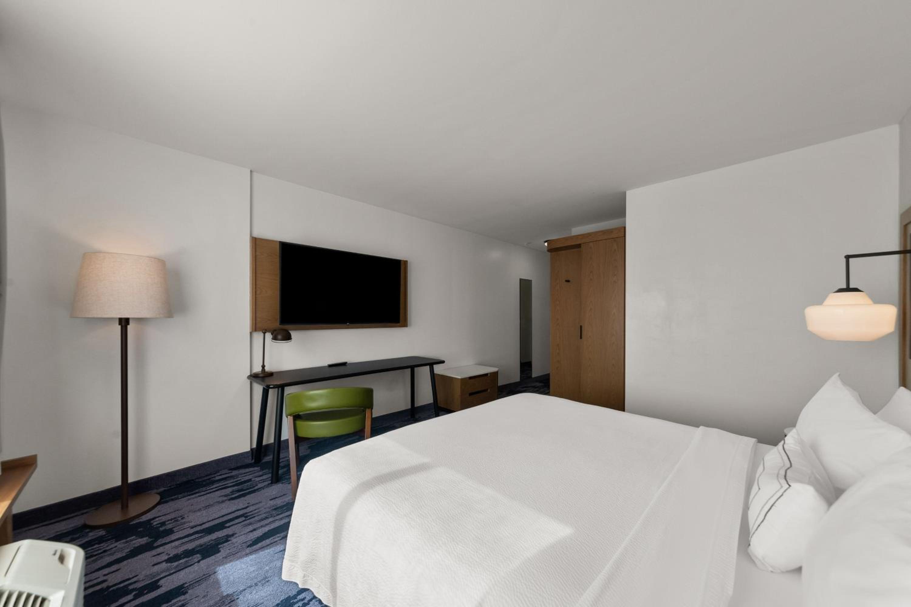 King Room with Roll-In Shower - Mobility Access/Hearing Accessible