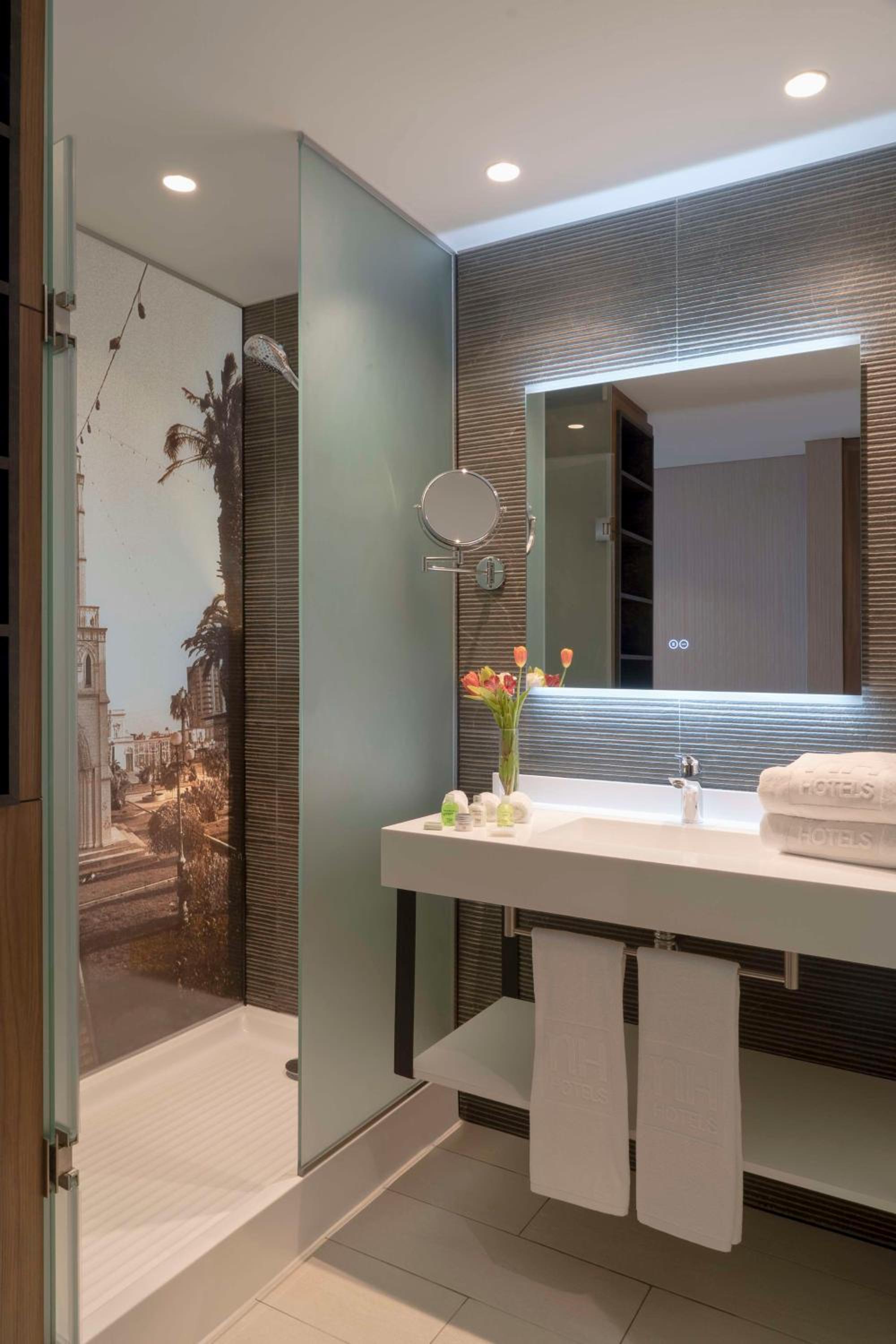 Standard Double or Twin Room with View - Photo 6
