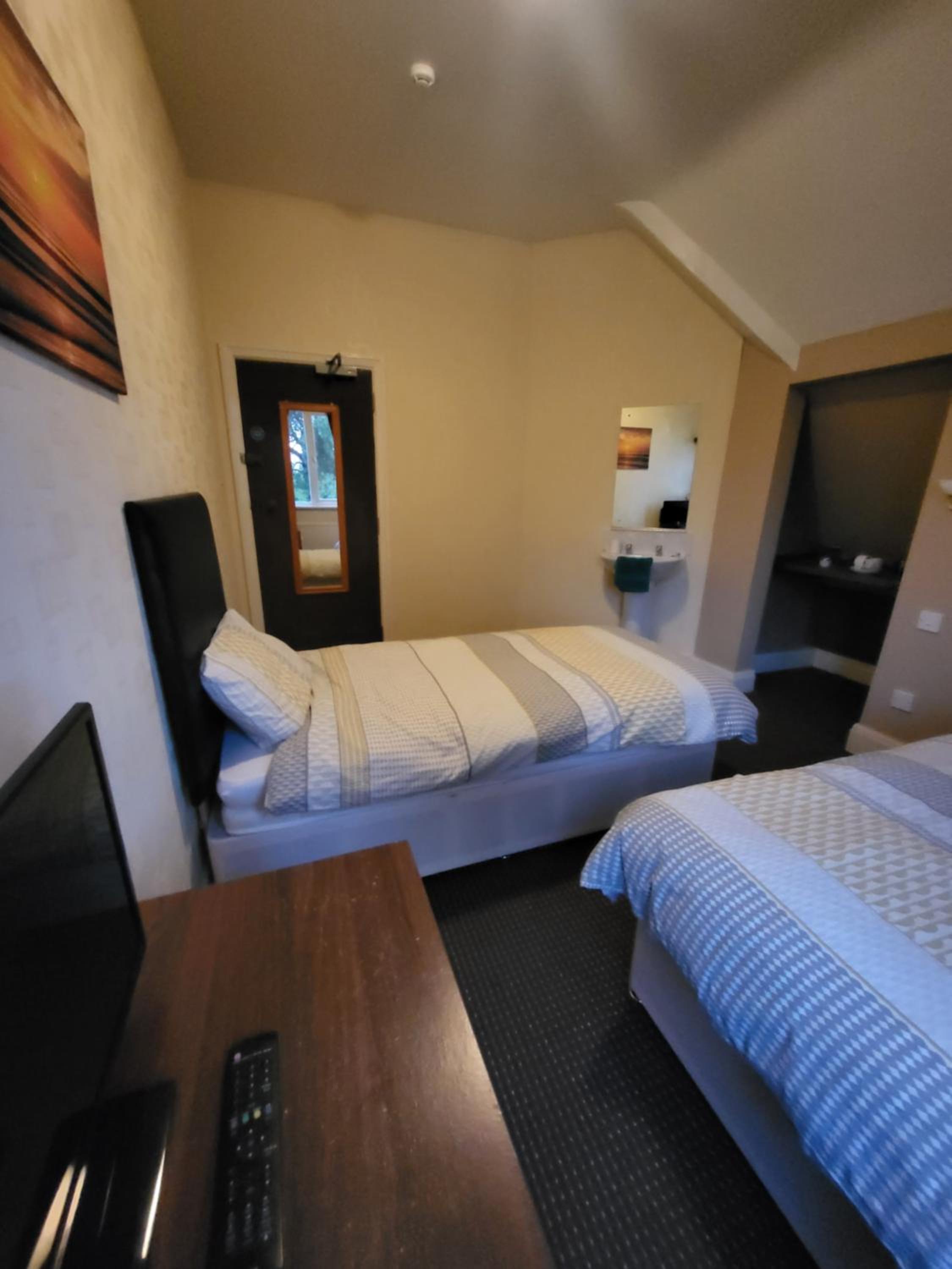 Budget Twin Room photo 3