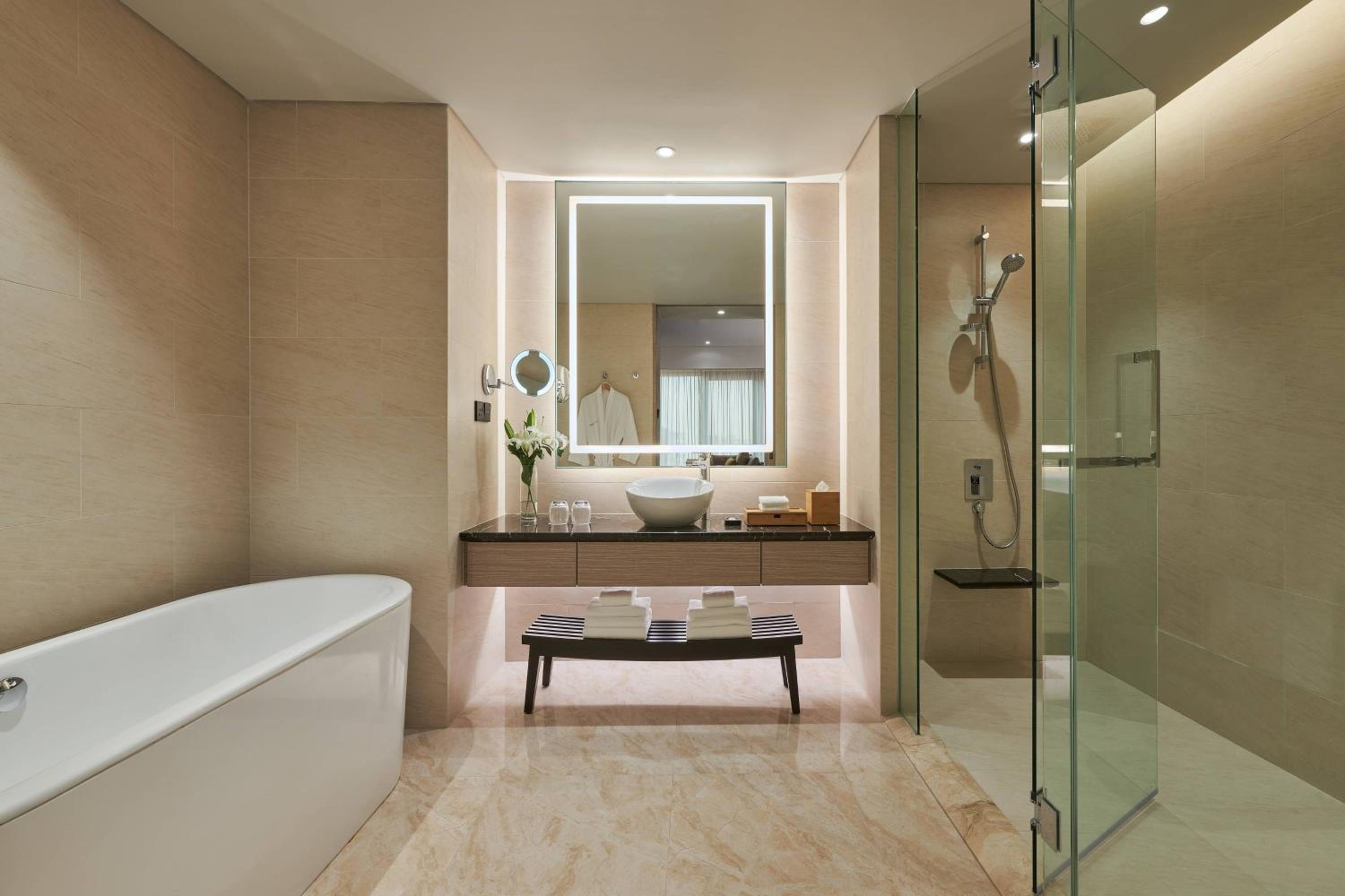 Courtyard Suite, 1 Bedroom Suite, 1 King, City view - Photo 5